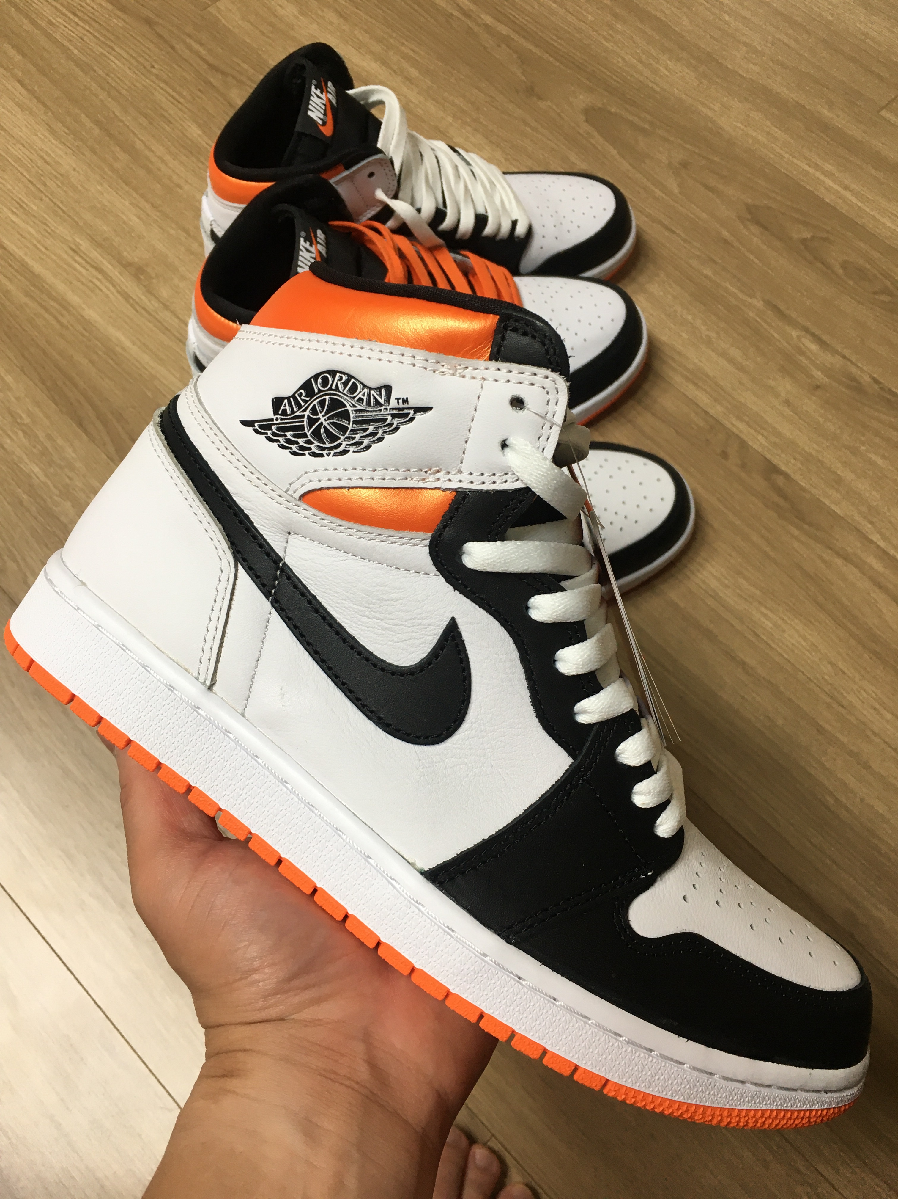 Jordan 1 Retro High OG Electro Orange, (GS) Jordan 1 Retro High OG Electro Orange 착용 스타일 - 1