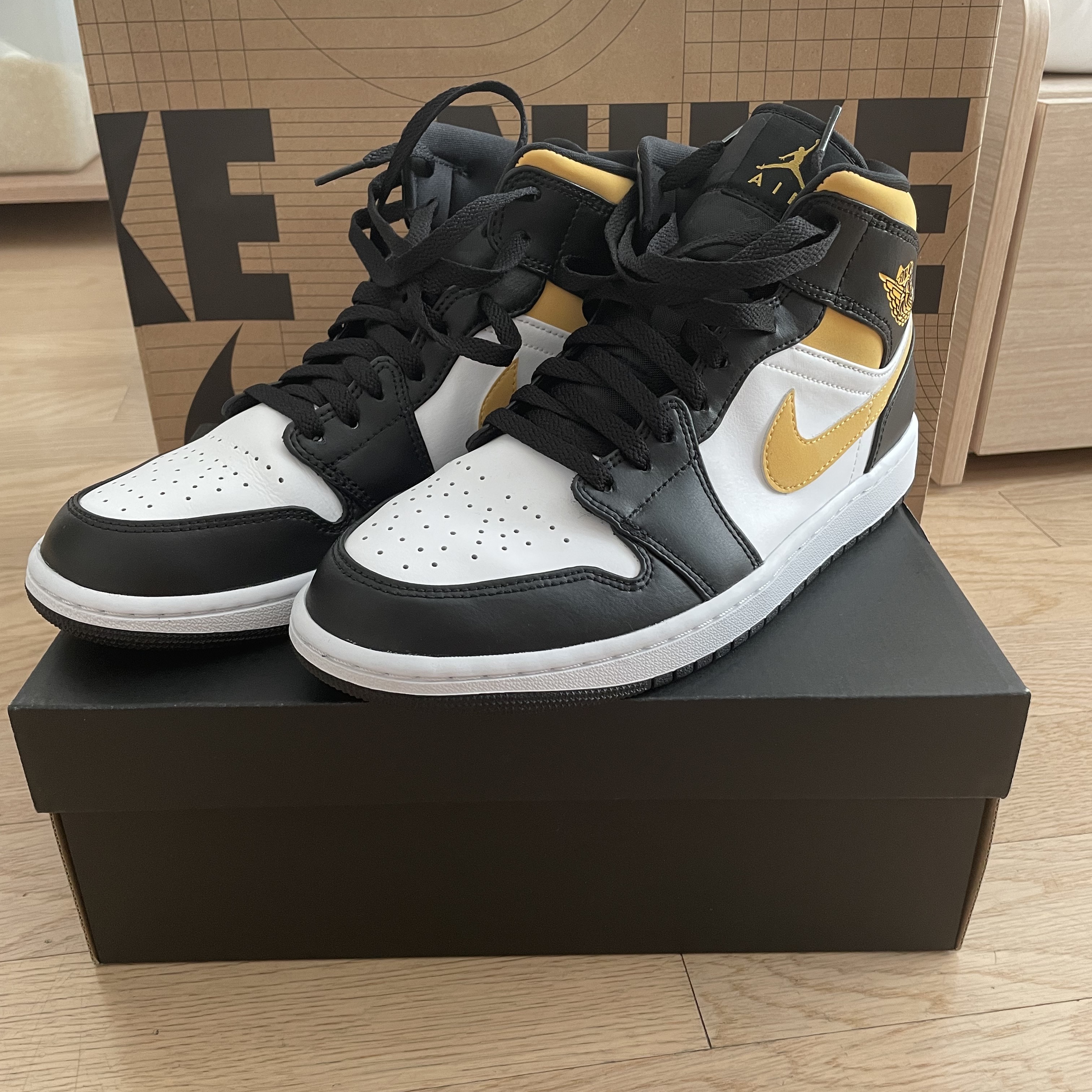 Jordan 1 Mid Pollen 착용 스타일