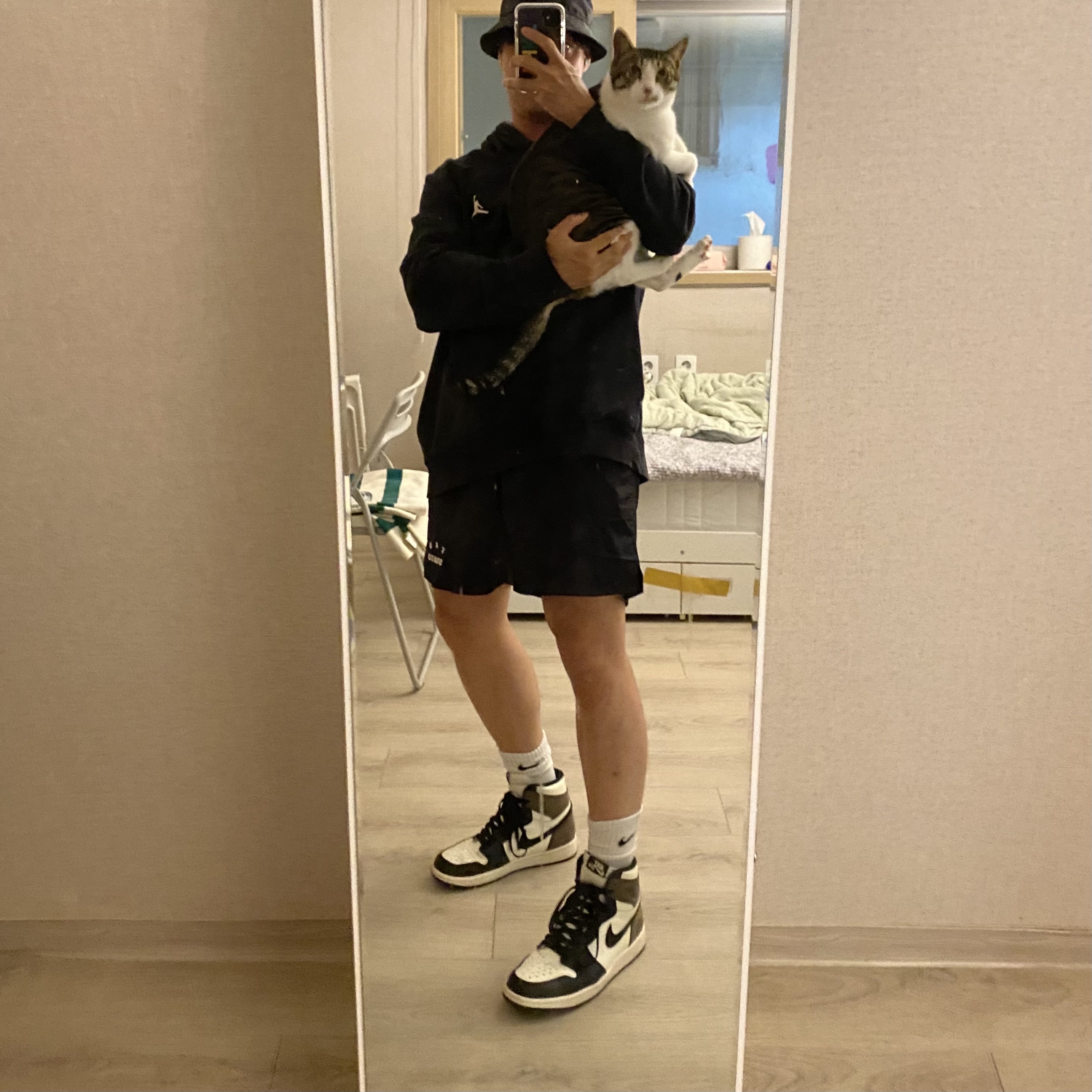 Jordan 1 Retro High OG Black Mocha, IAB Studio Woven Shorts Black 착용 스타일 - 1