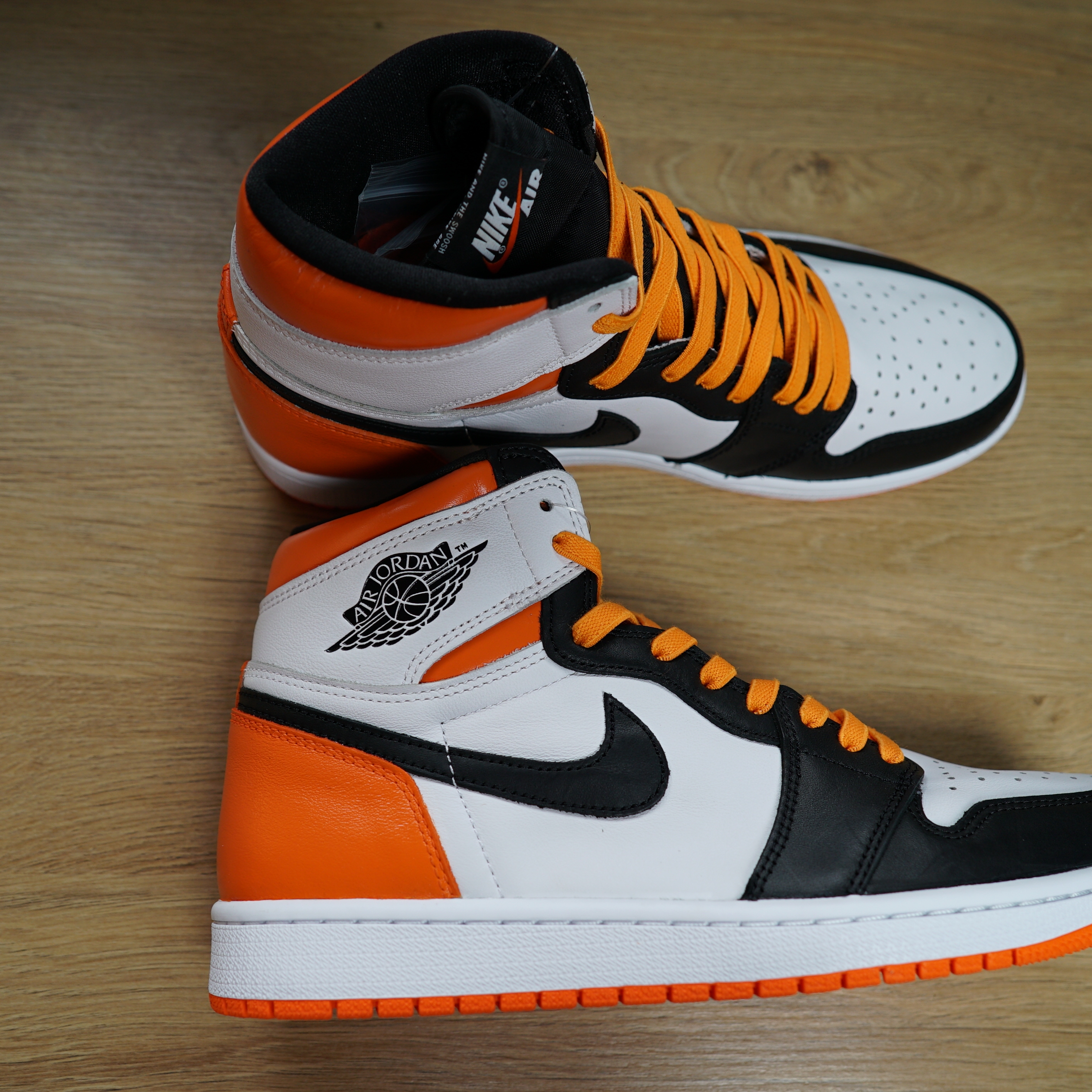 Jordan 1 Retro High OG Electro Orange 착용 스타일 - 5
