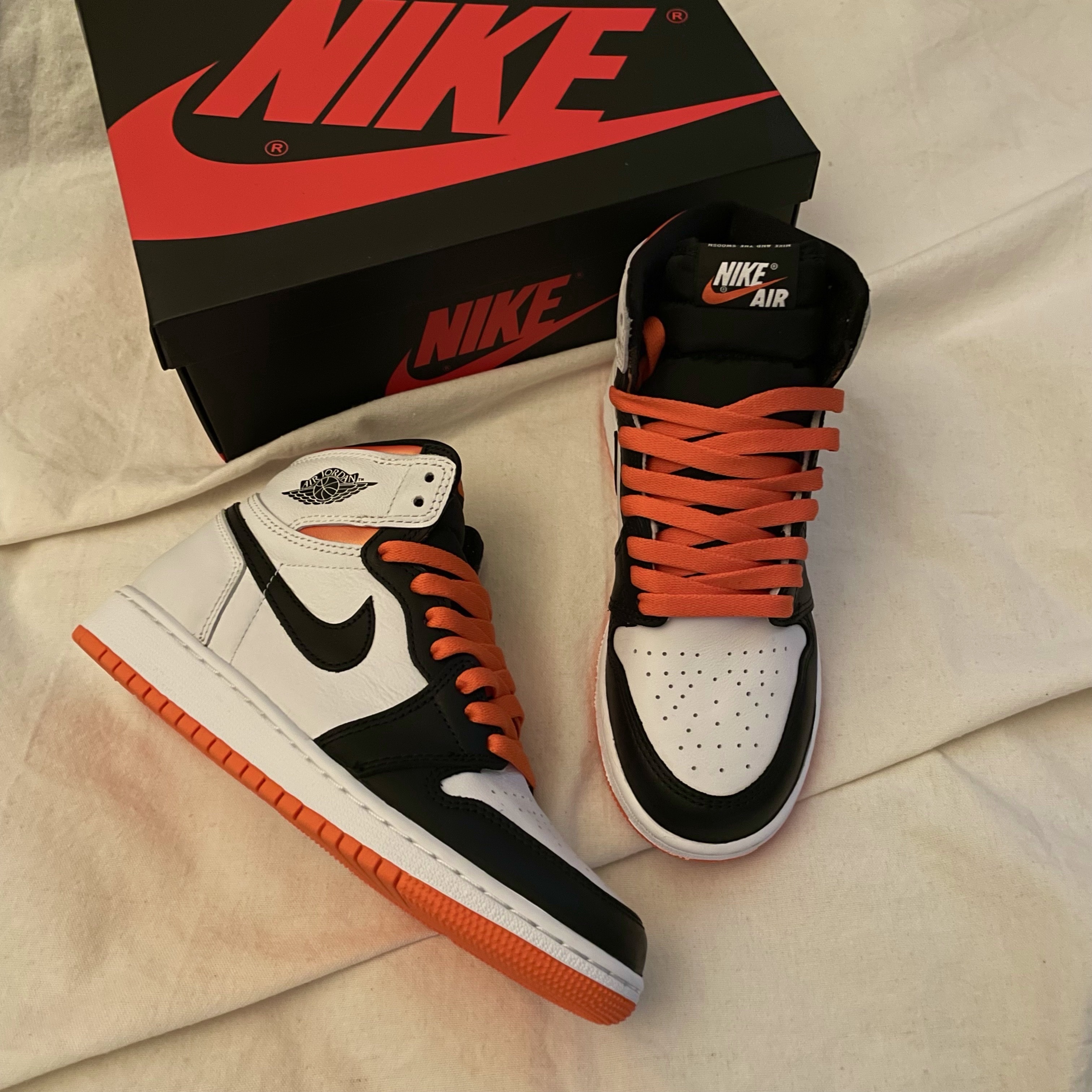 (GS) Jordan 1 Retro High OG Electro Orange, Jordan 1 Retro High OG Electro Orange 착용 스타일 - 2