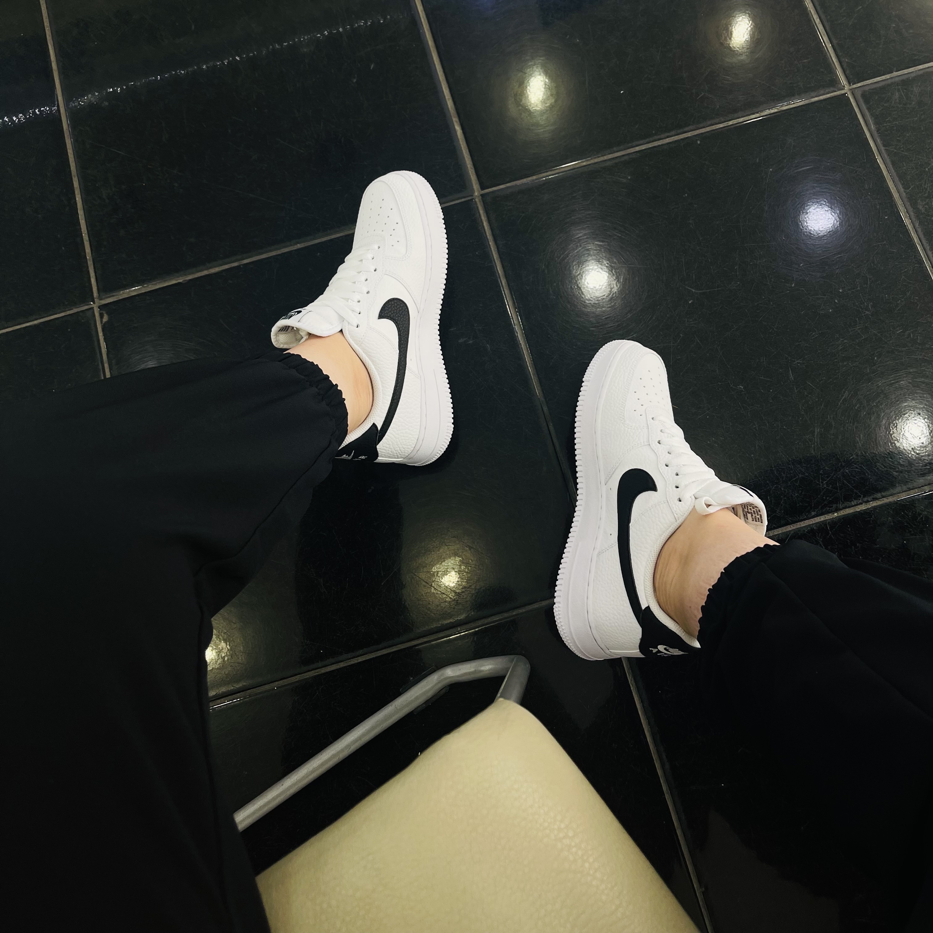 Nike Air Force 1 '07 White Black 착용 스타일 - 2