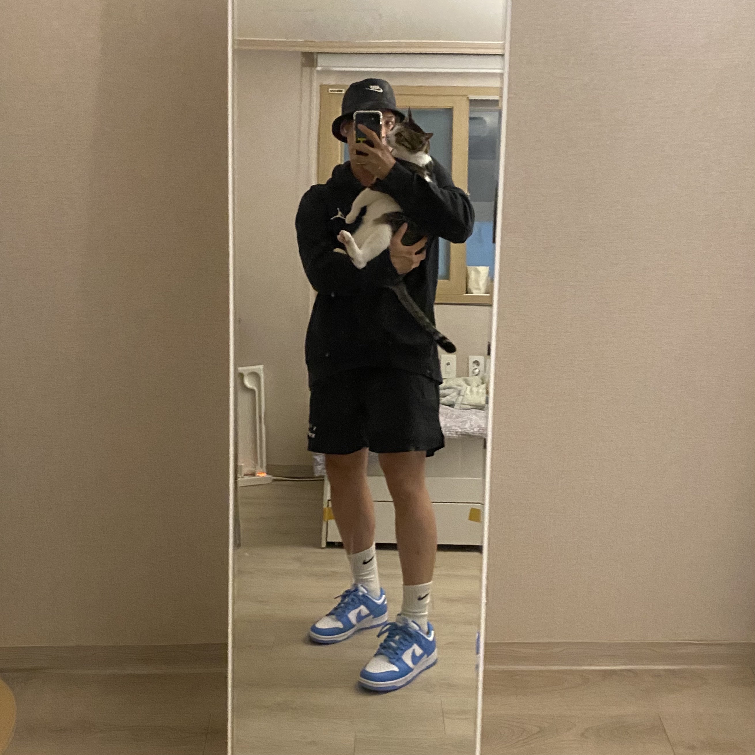 Nike Dunk Low Retro University Blue, IAB Studio Woven Shorts Black 착용 스타일 - 1