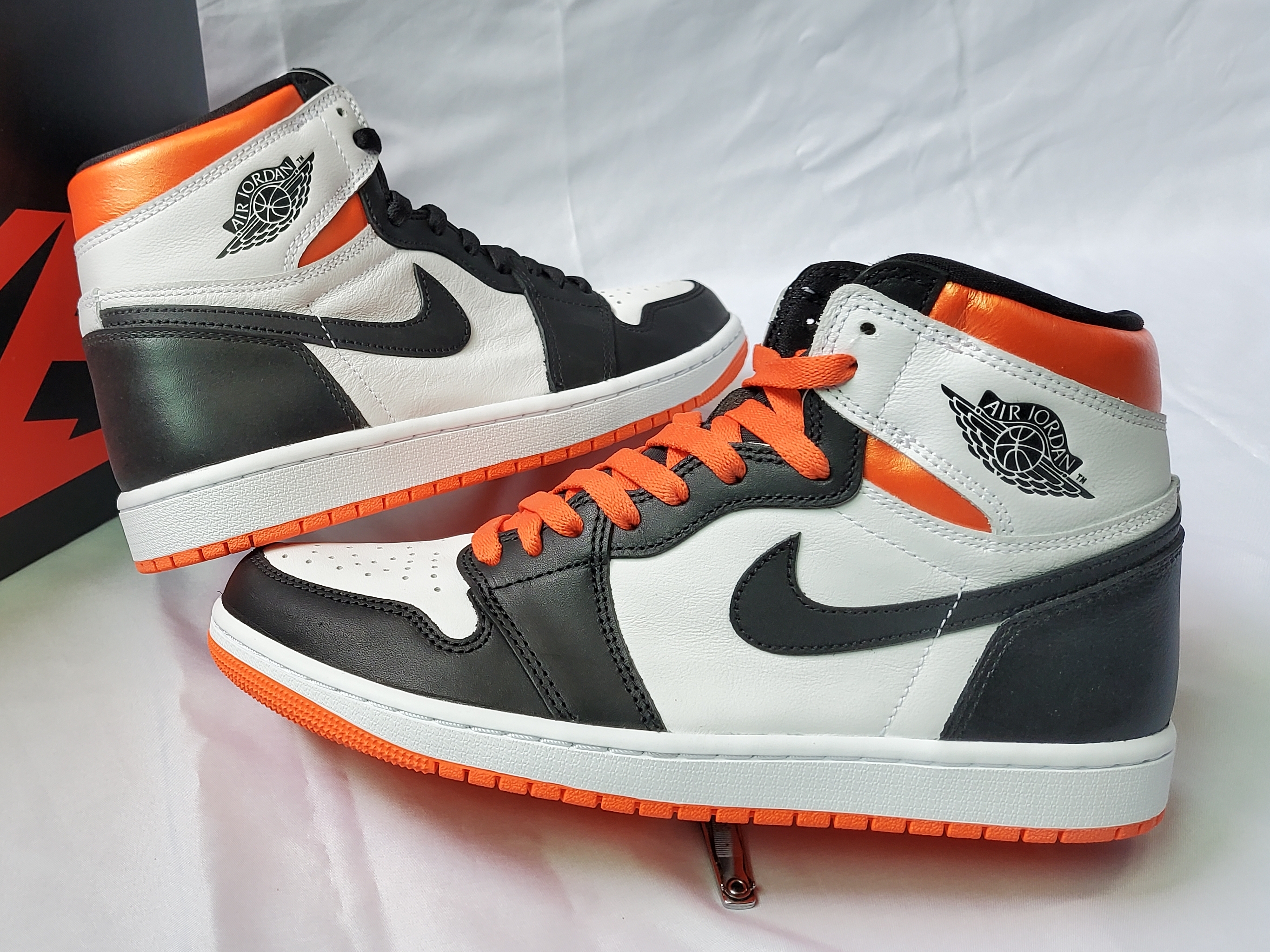 Jordan 1 Retro High OG Electro Orange 착용 스타일