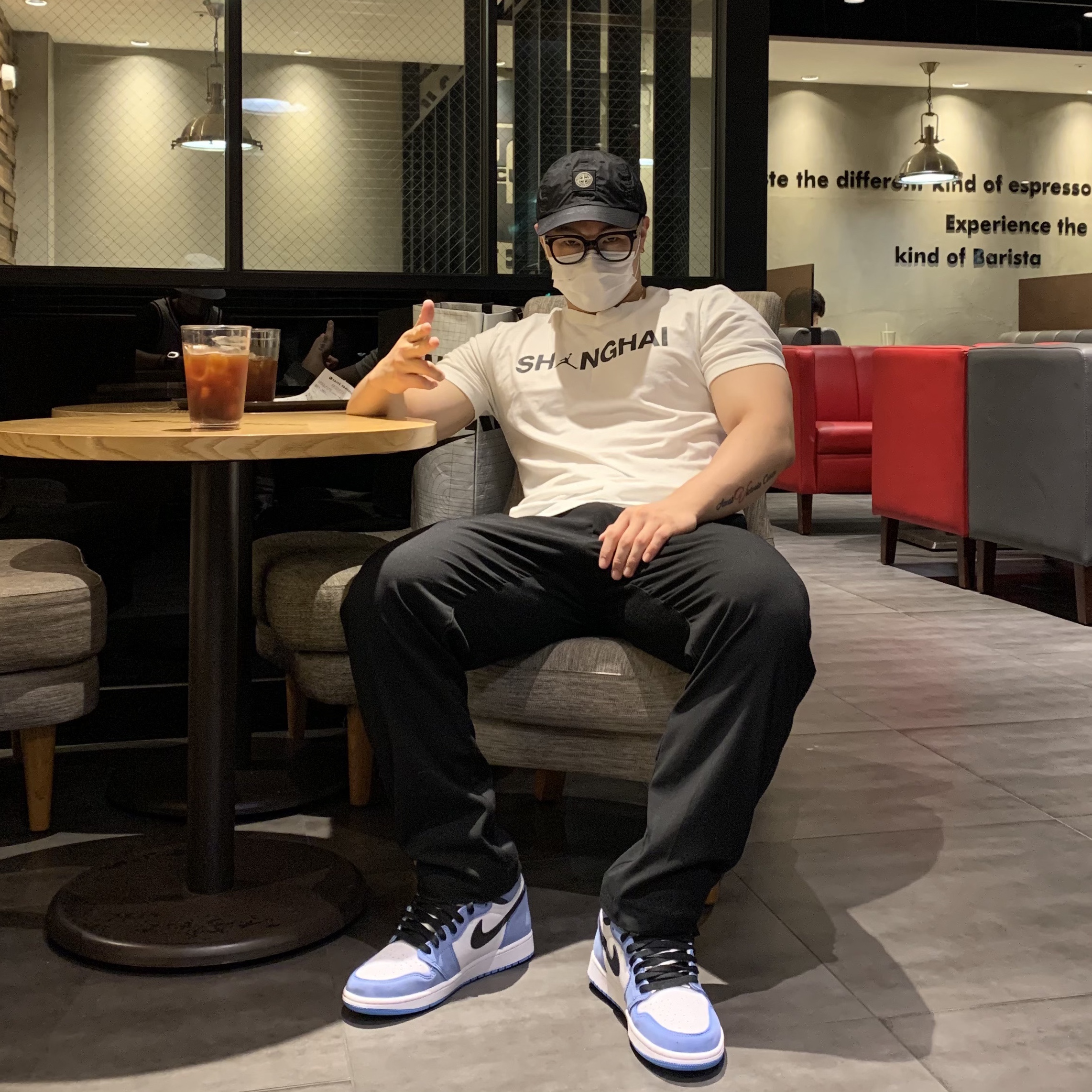 Jordan 1 Retro High OG University Blue, Supreme x Stone Island Painted Camo Nylon 6-Panel Black - 20FW 착용 스타일