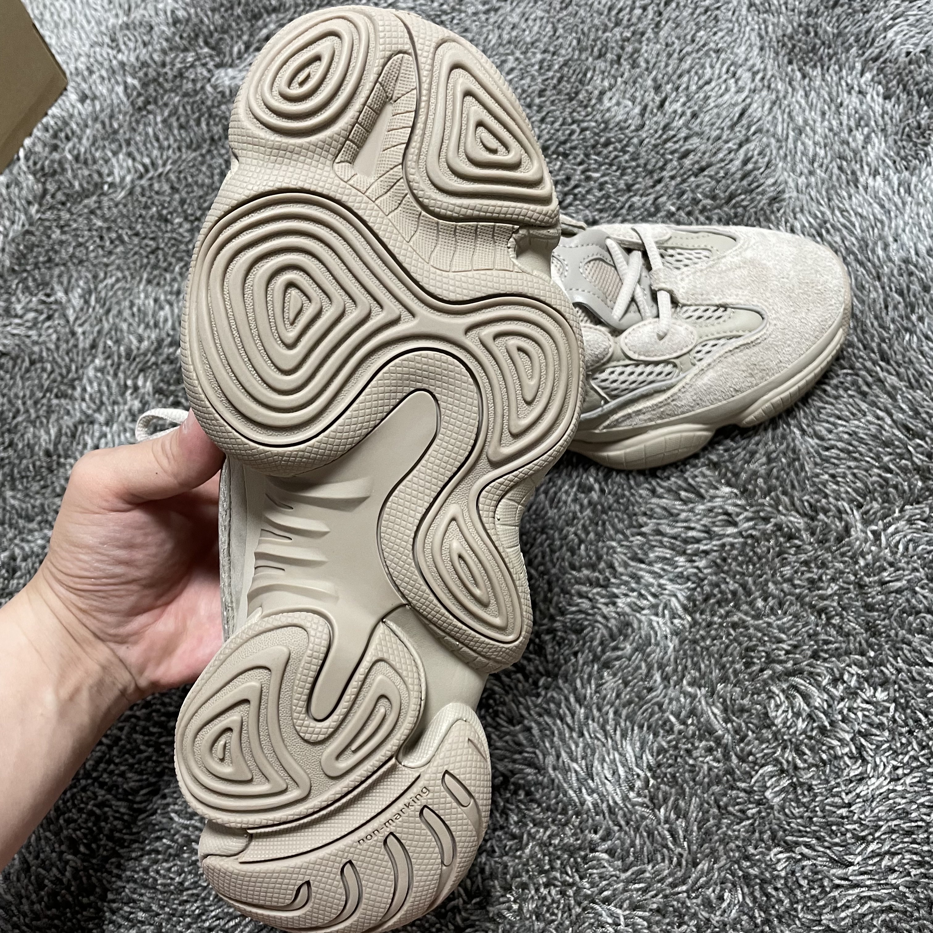 Adidas Yeezy 500 Taupe Light 착용 스타일 - 3