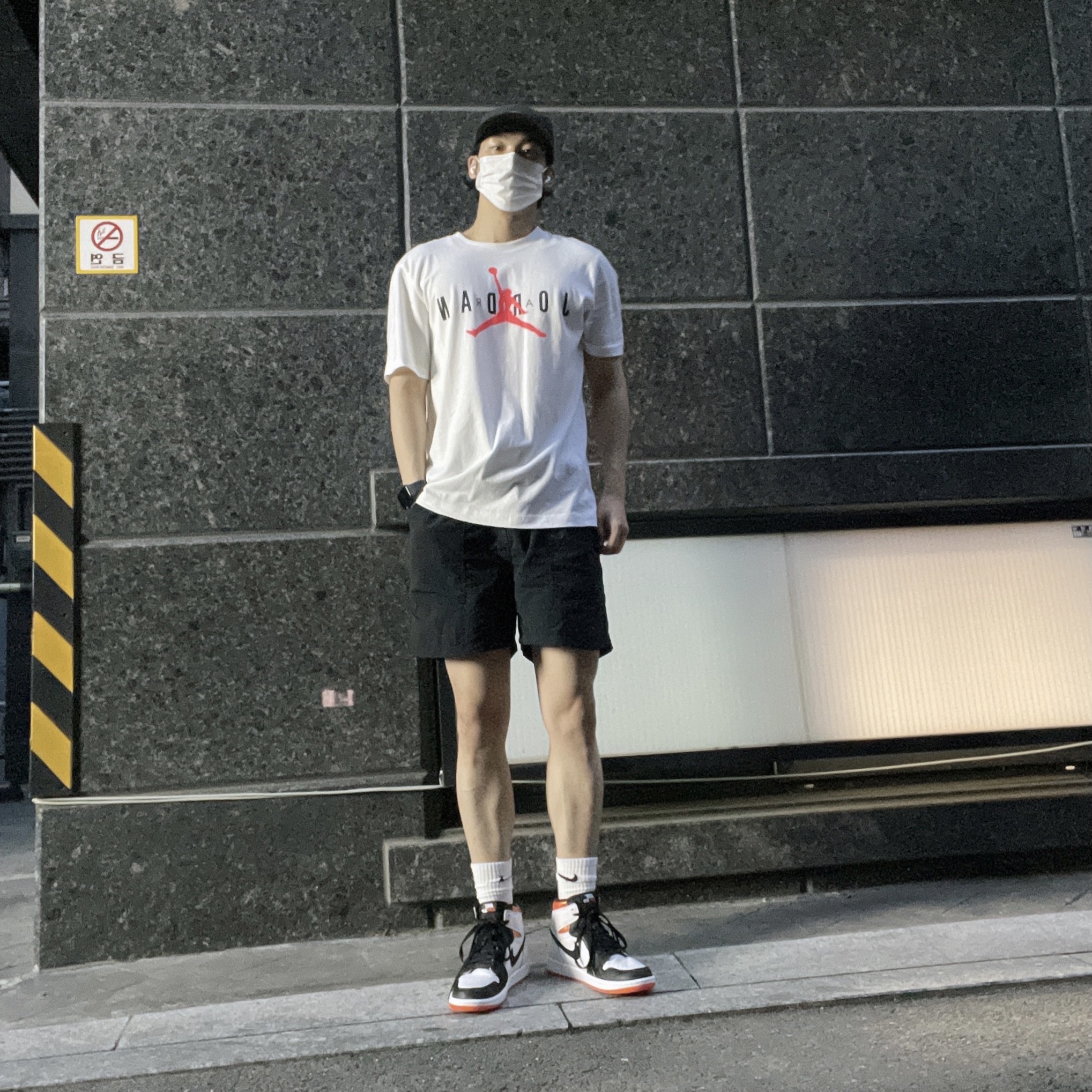 Jordan 1 Retro High OG Electro Orange 착용 스타일