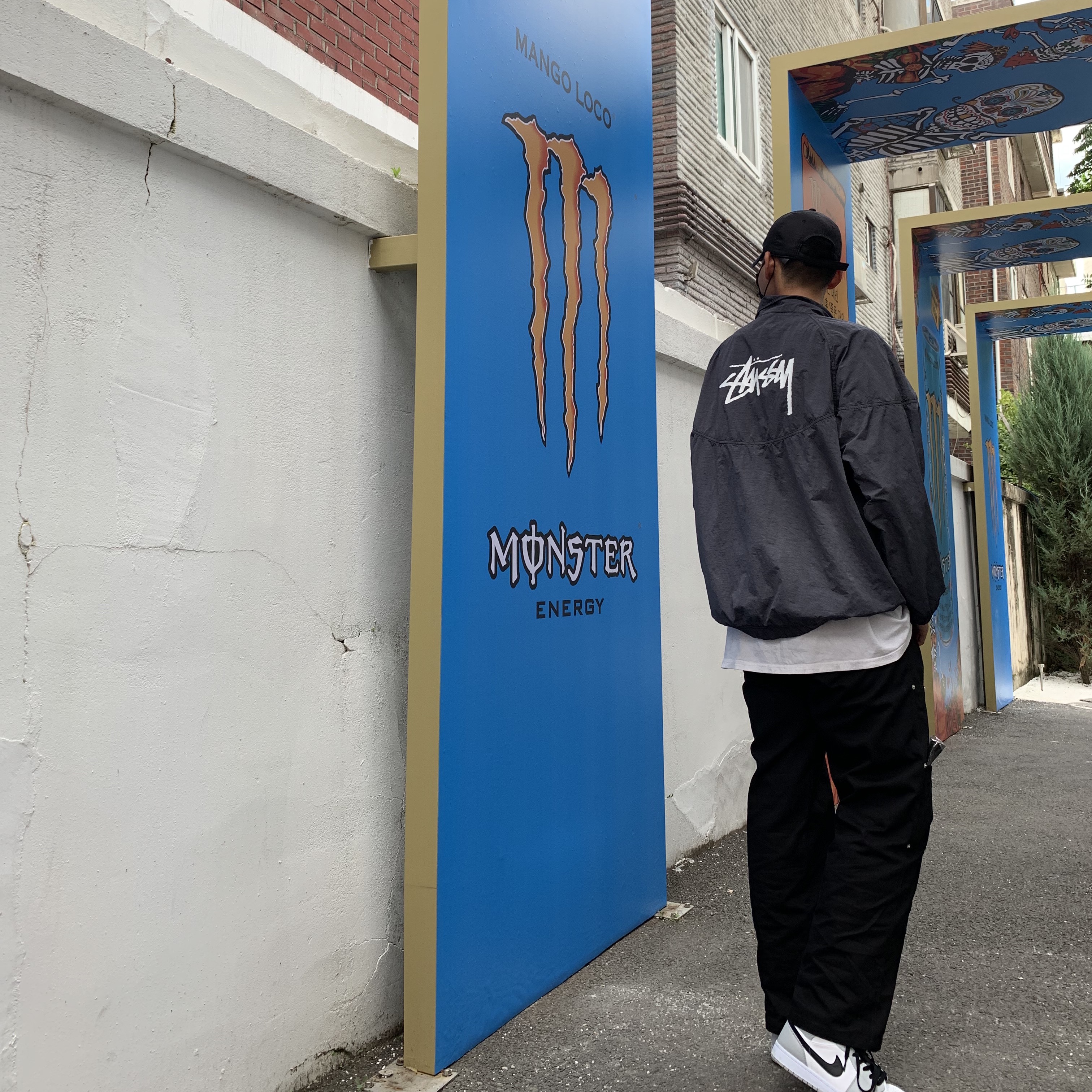 Nike x Stussy Windrunner Jacket Off Noir, Jordan 1 Mid Light Smoke Grey 착용 스타일