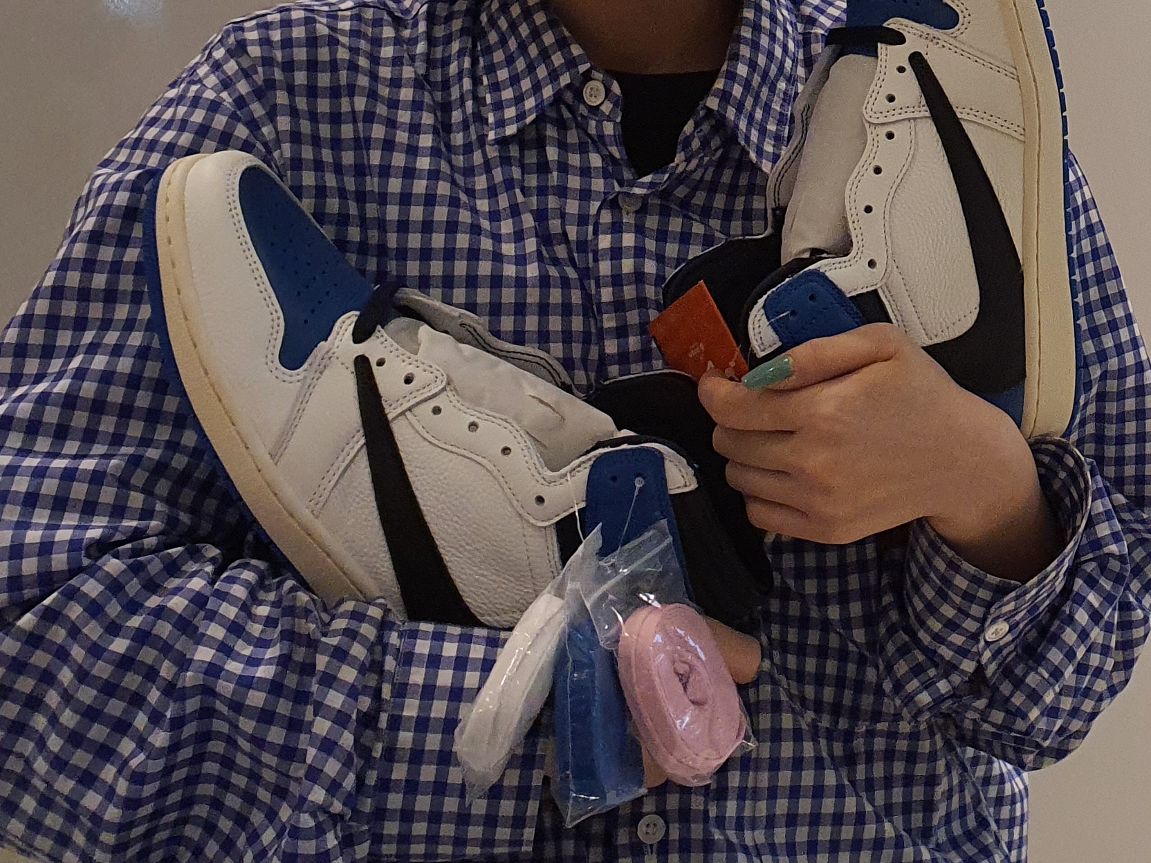 Jordan 1 x Travis Scott x Fragment Retro High OG SP Military Blue 착용 스타일 - 3