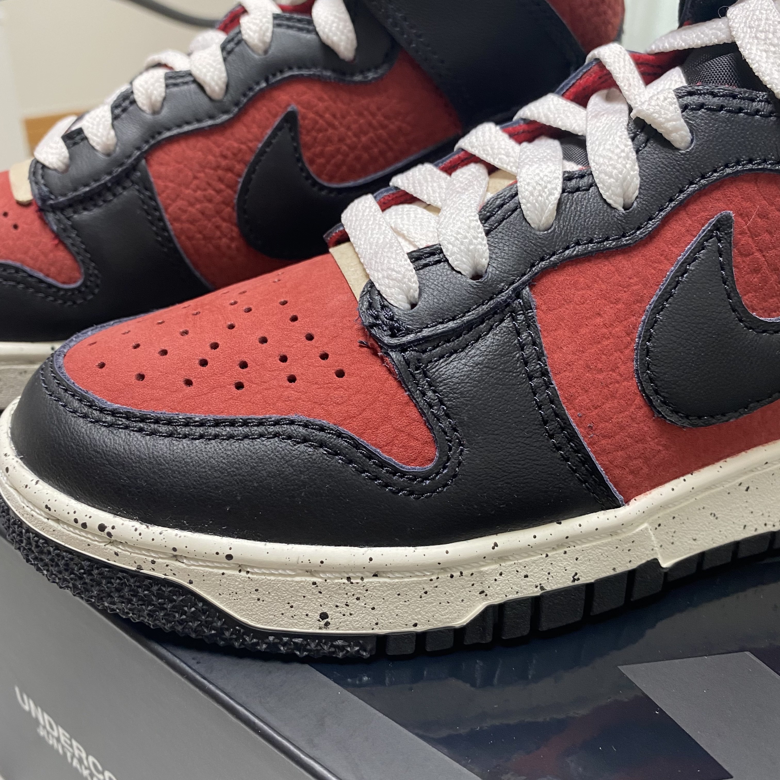 Nike x Undercover Dunk High 1985 Gym Red 착용 스타일 - 2