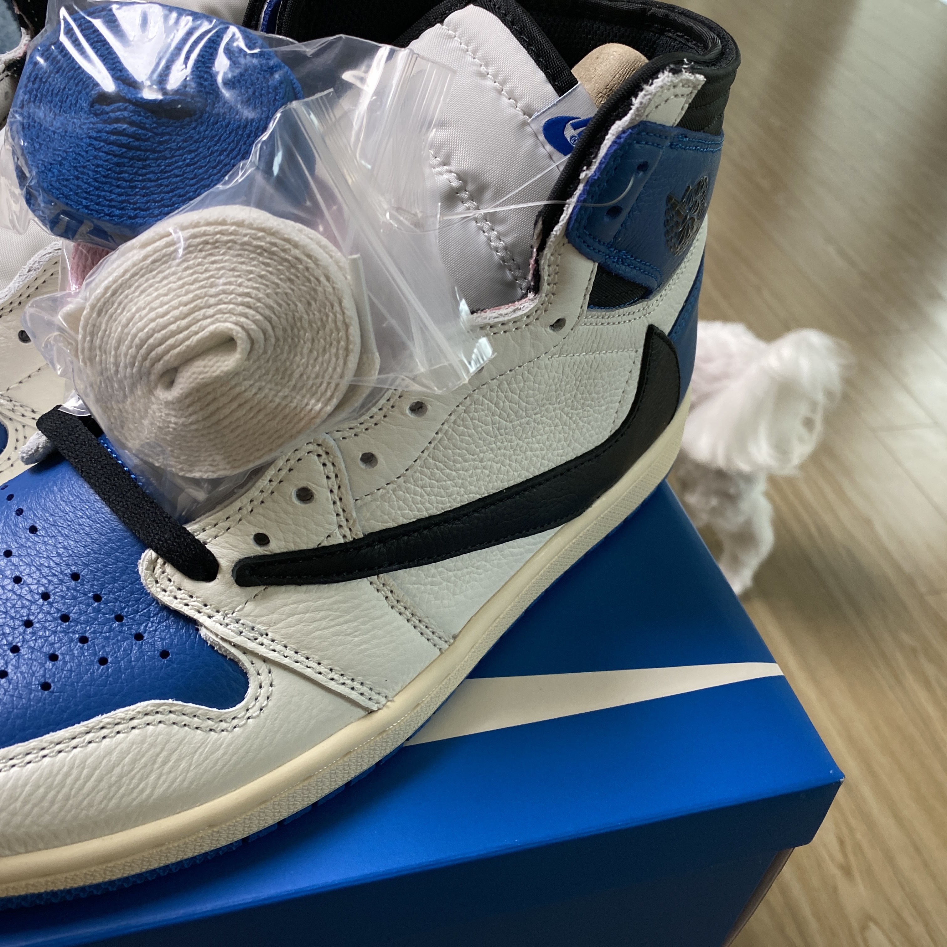 Jordan 1 x Travis Scott x Fragment Retro High OG SP Military Blue 착용 스타일 - 4