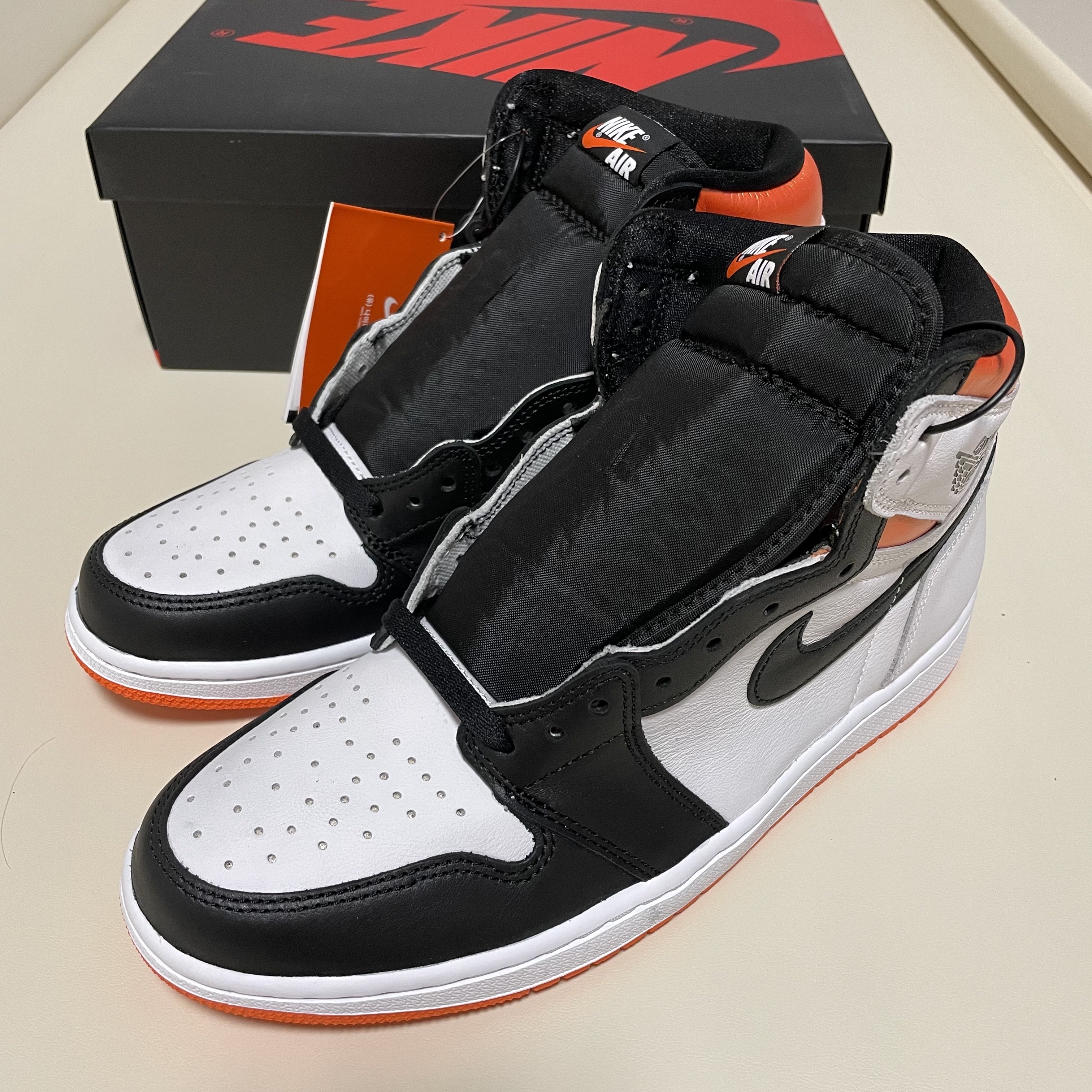 Jordan 1 Retro High OG Electro Orange 착용 스타일 - 1