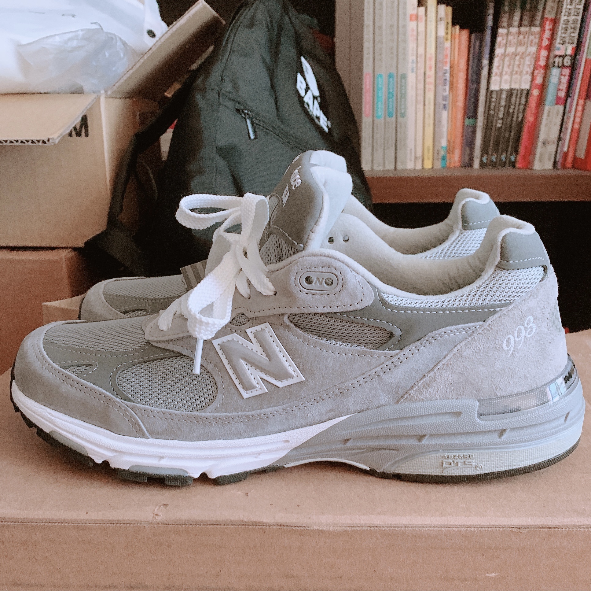 Converse x Off-White Chuck 70 High V2 2021, New Balance 993 Made in USA Grey - D Standard 착용 스타일 - 3