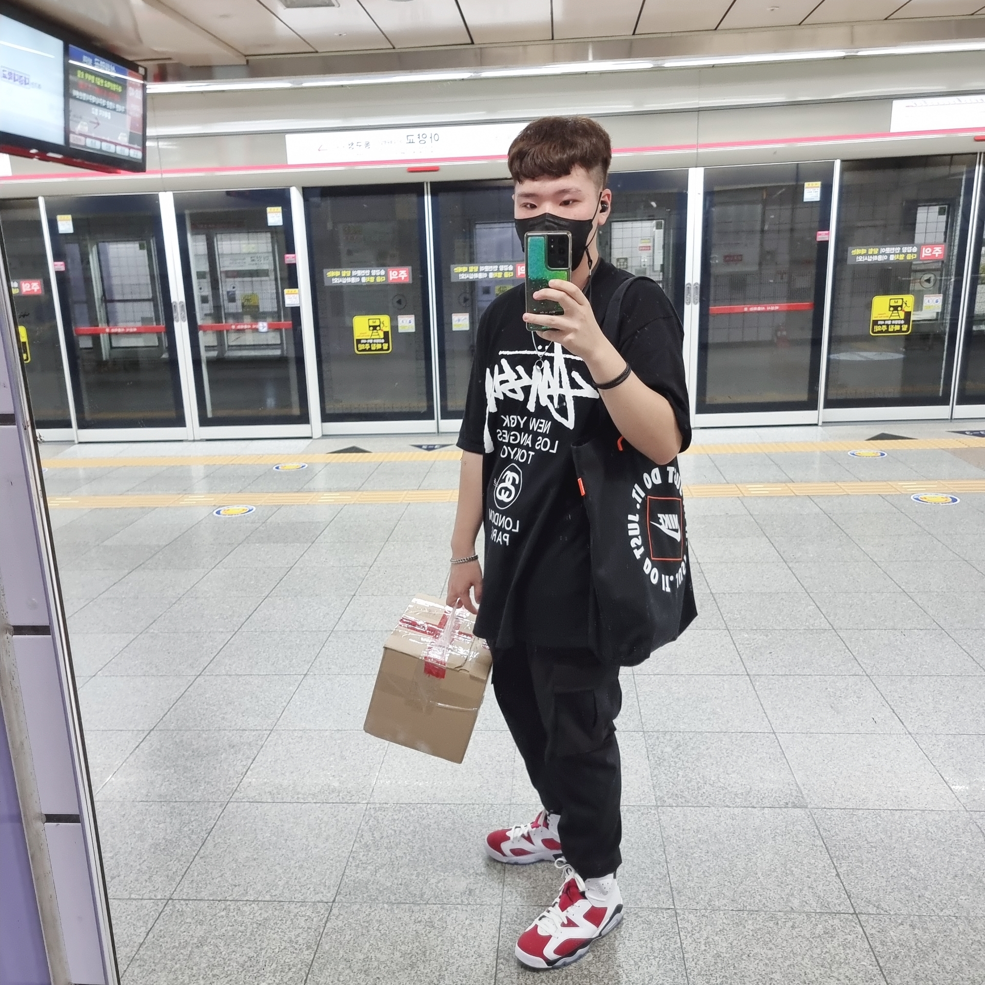 Stussy World Tour T-Shirt Black, Jordan 6 Retro Carmine 2021 착용 스타일