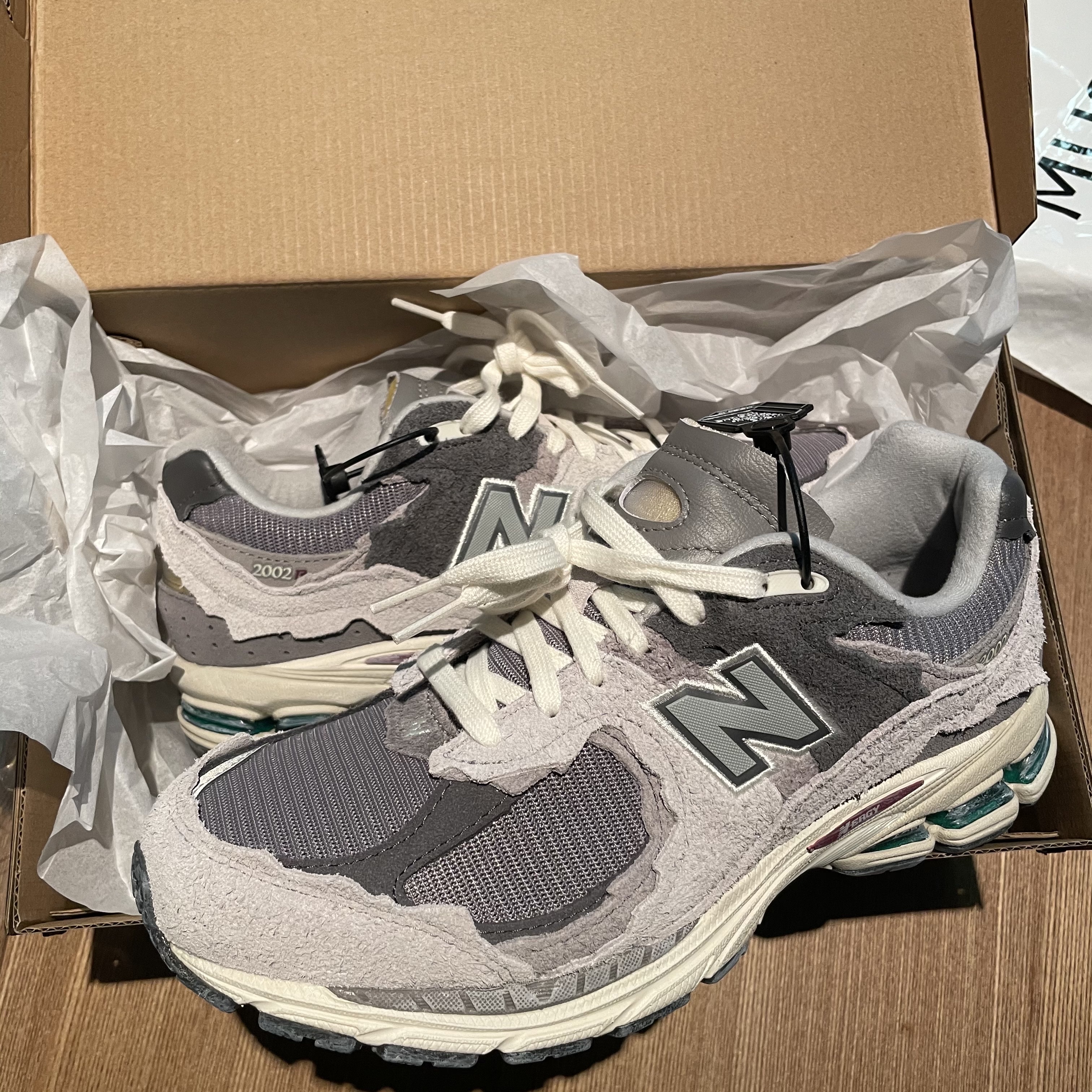 New Balance 2002R Protection Pack Rain Cloud 착용 스타일