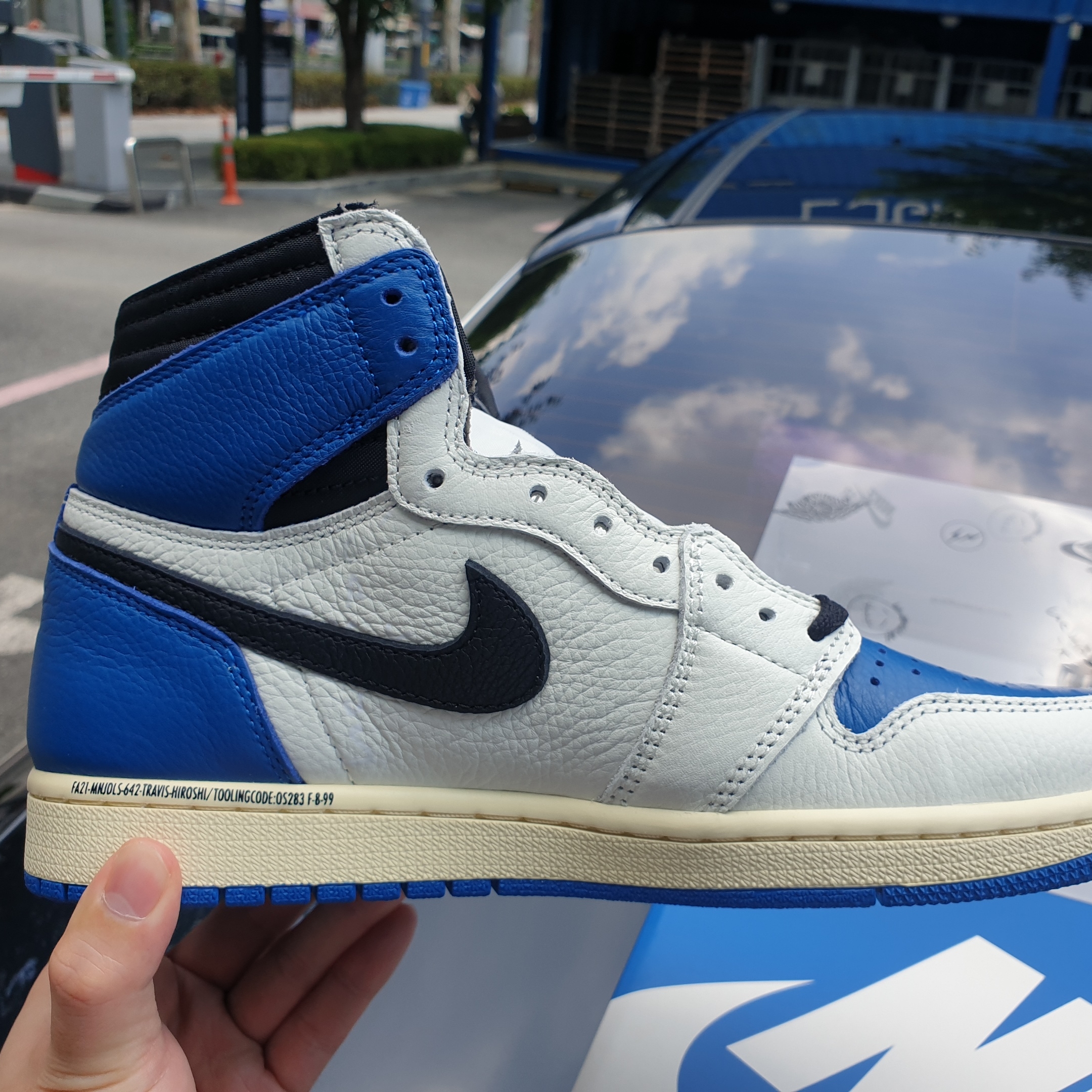 Jordan 1 x Travis Scott x Fragment Retro High OG SP Military Blue 착용 스타일 - 5