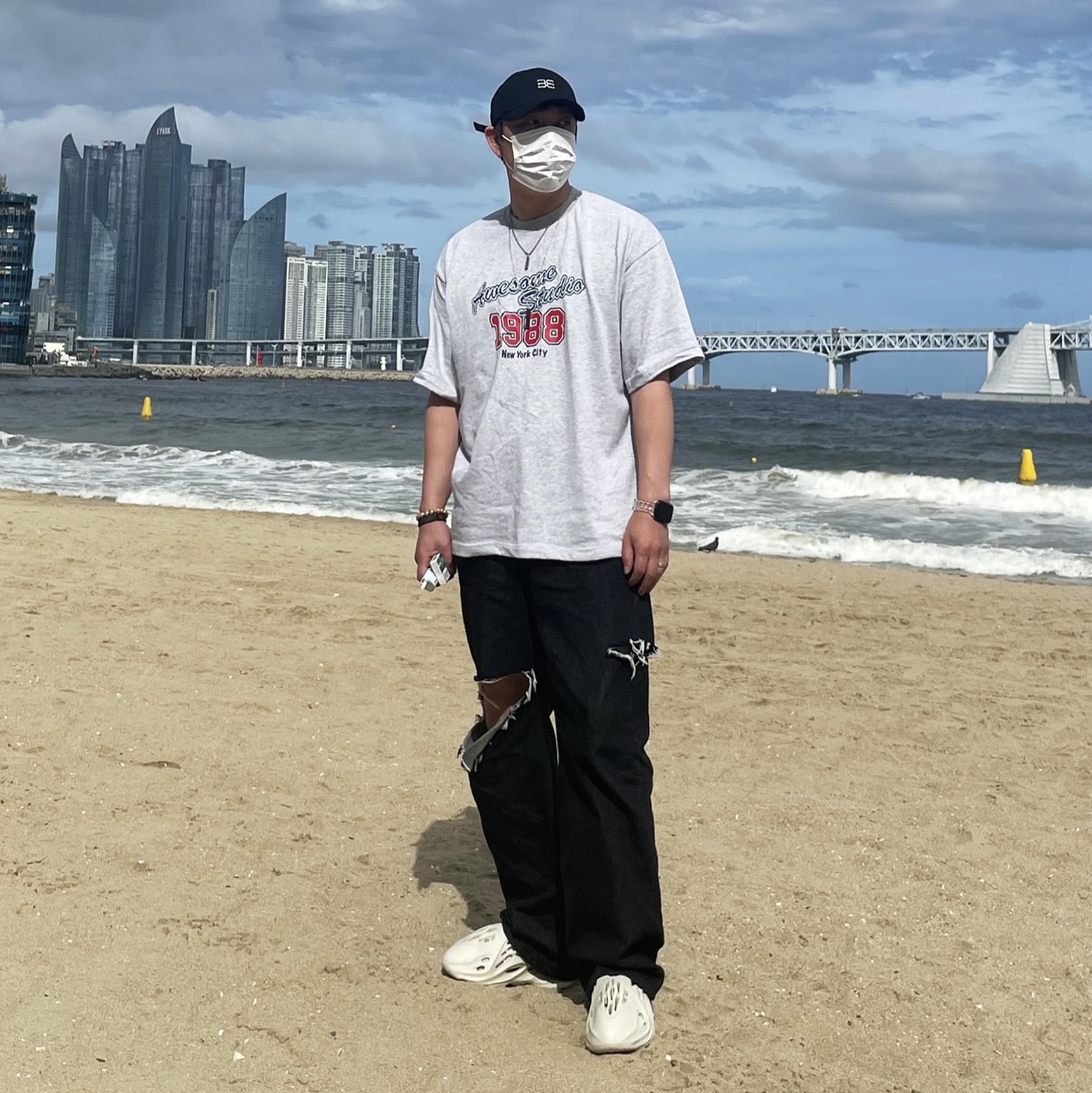 Adidas Yeezy Foam RNNR Sand 착용 스타일