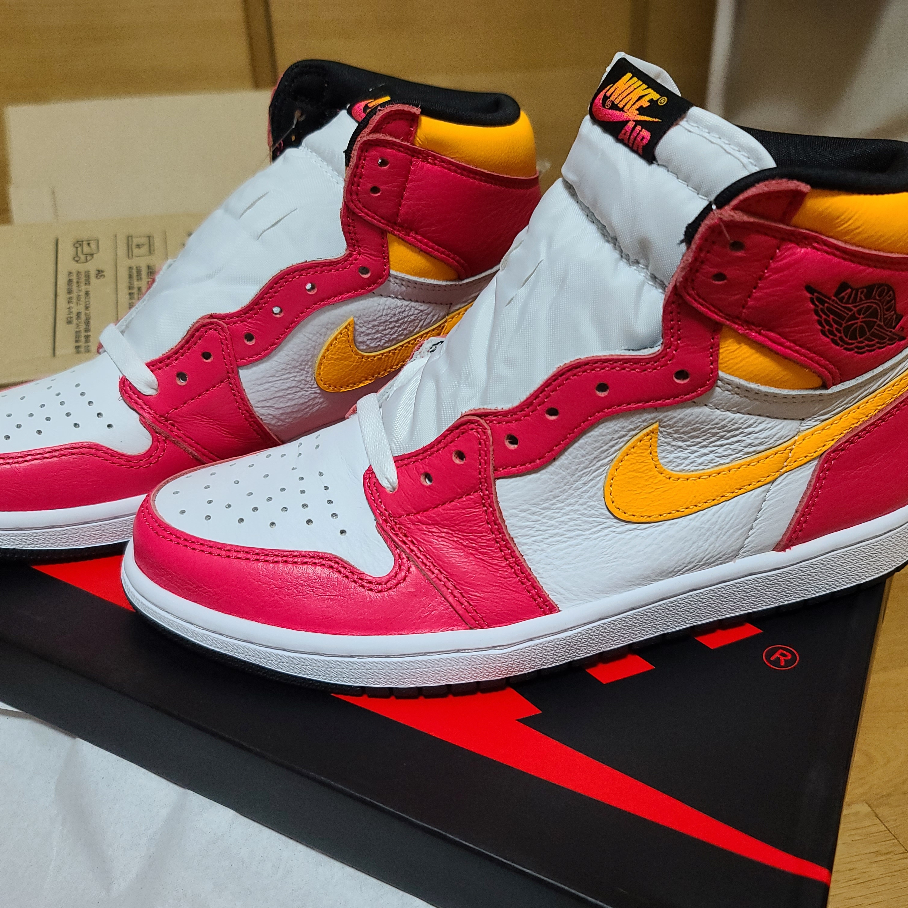 Jordan 1 Retro High OG Light Fusion Red 착용 스타일