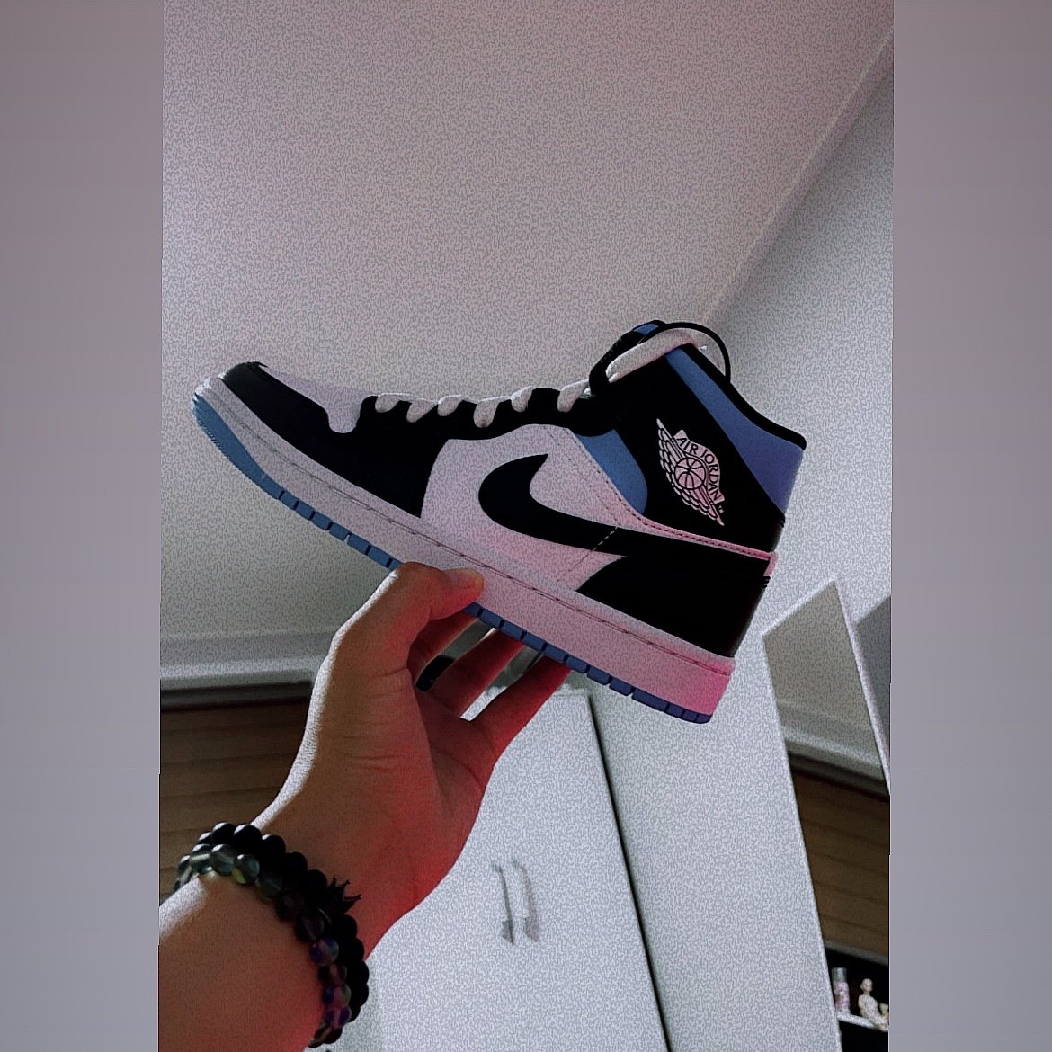(W) Jordan 1 Mid White Black University Blue 착용 스타일 - 2