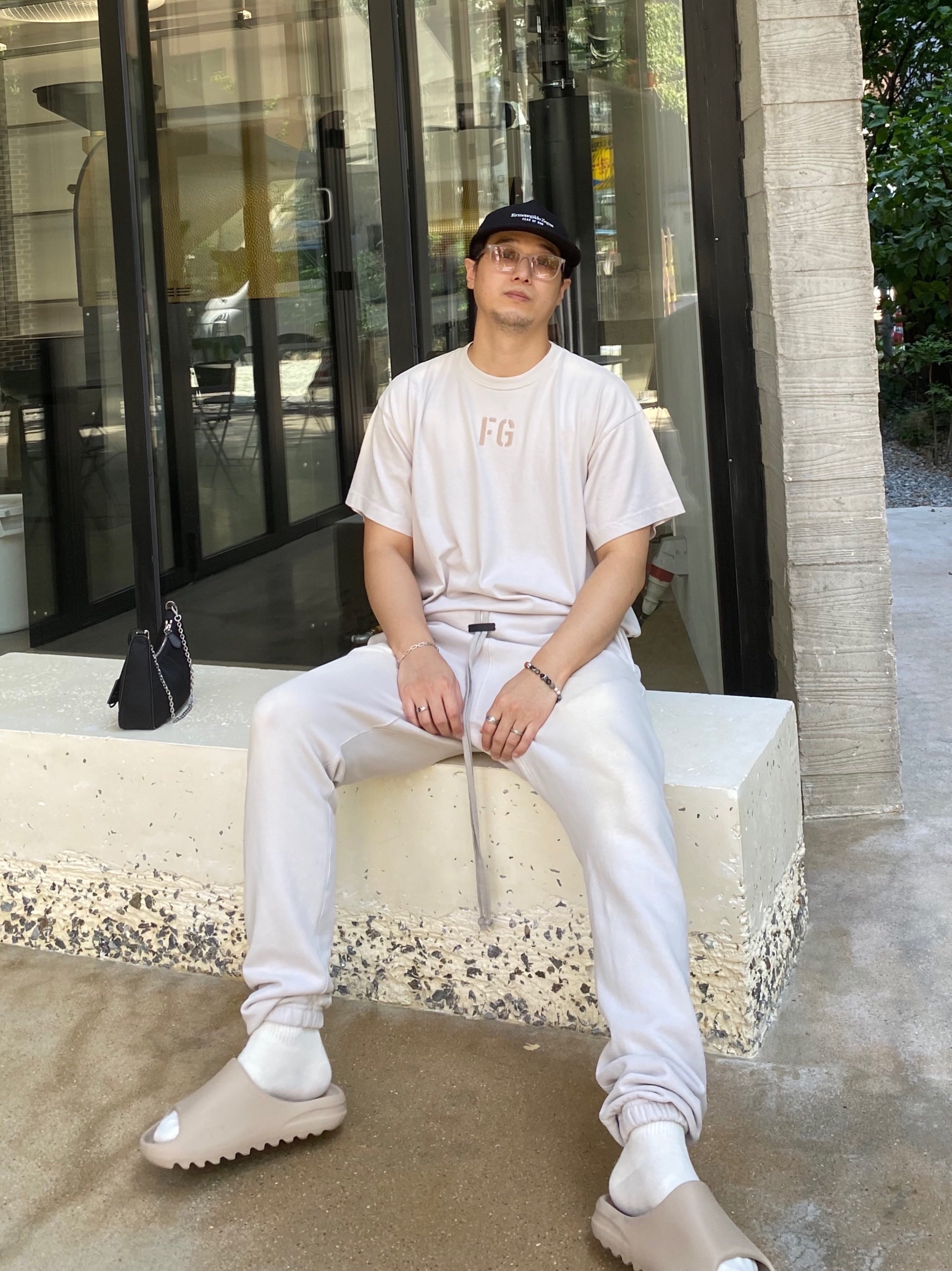 Adidas Yeezy Slide Pure 착용 스타일