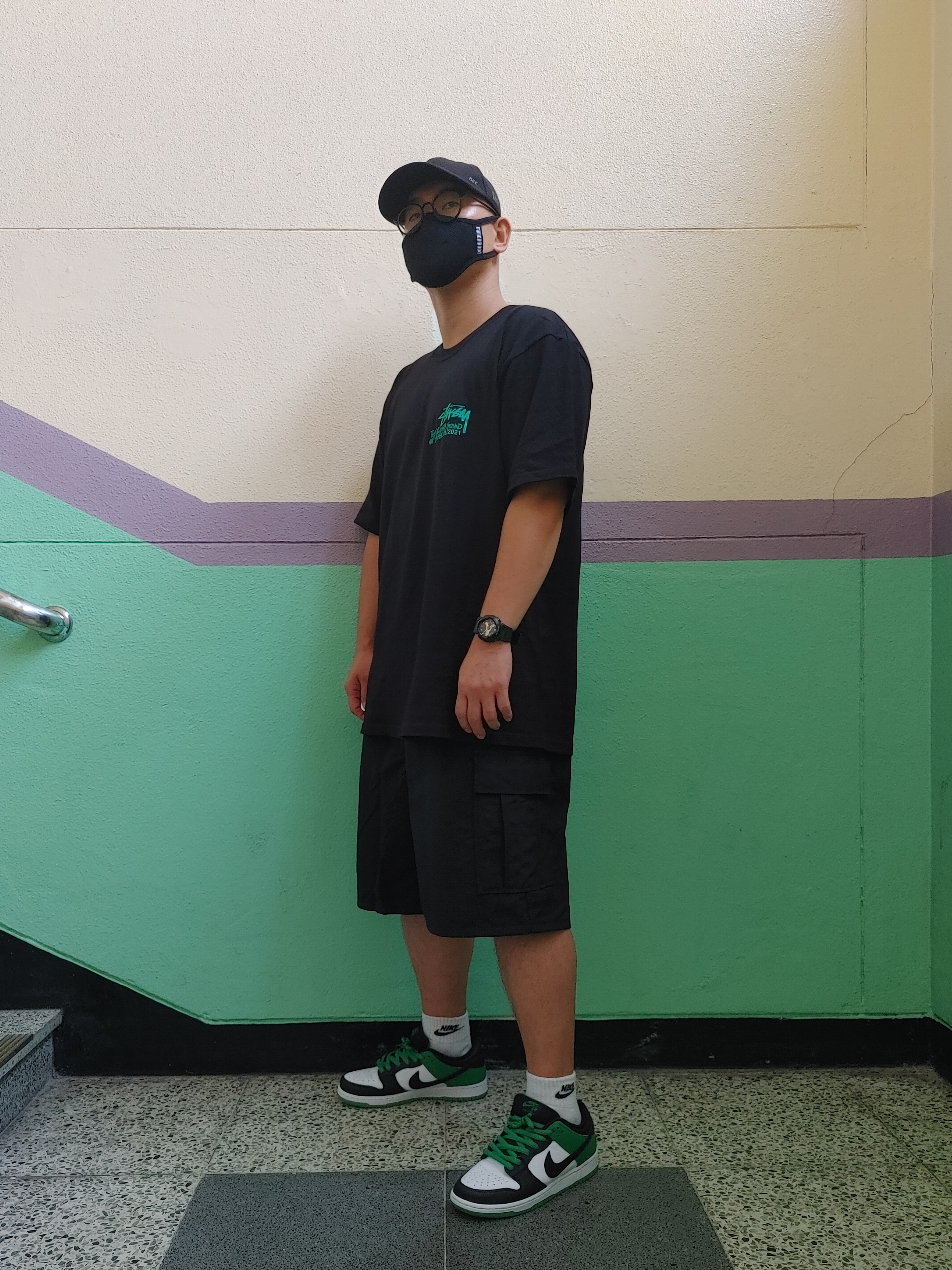 Nike SB Dunk Low Pro Black and Classic Green, Stussy Sound of Summer T-Shirt Black 착용 스타일 - 1