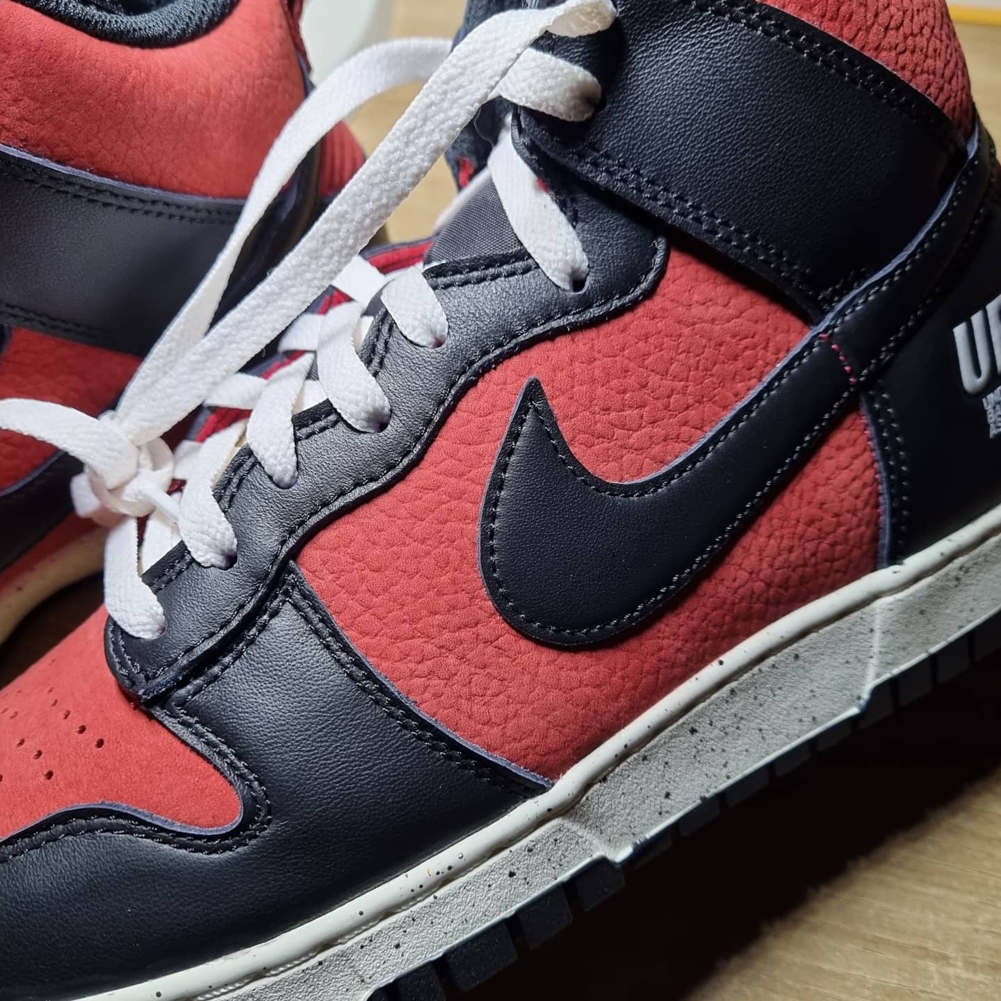 Nike x Undercover Dunk High 1985 Gym Red 착용 스타일 - 2