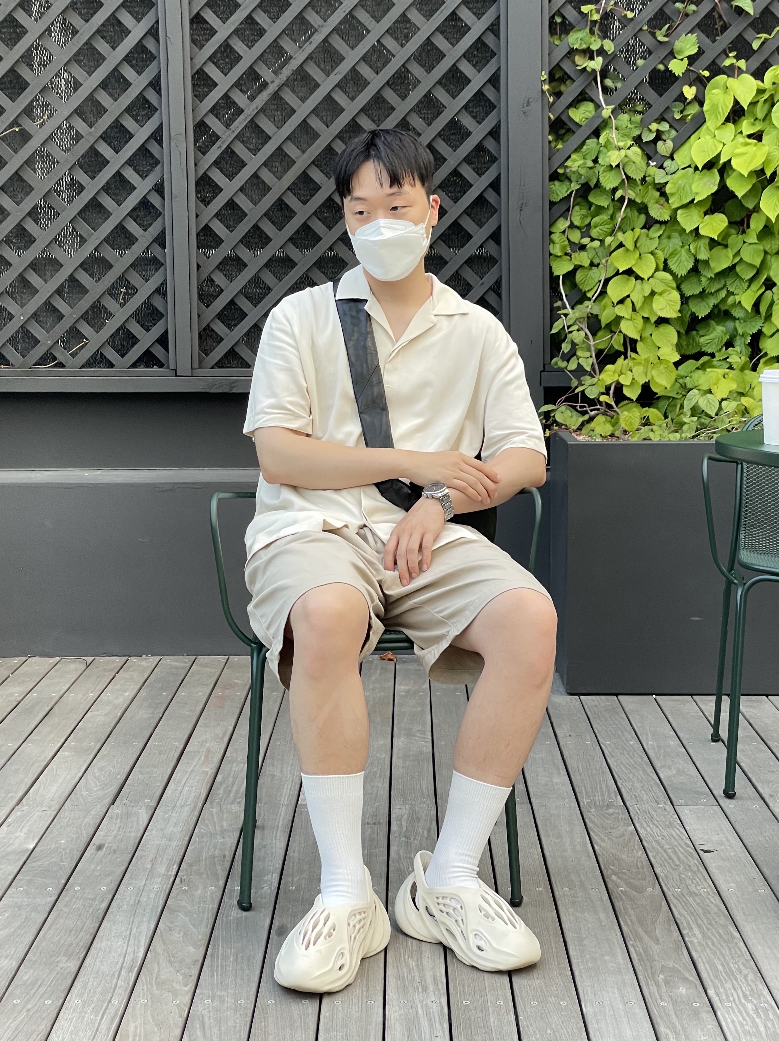 Adidas Yeezy Foam RNNR Sand 착용 스타일