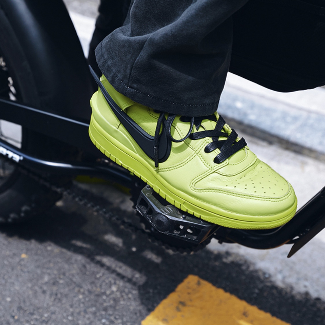 Nike x Ambush Dunk High Flash Lime 착용 스타일