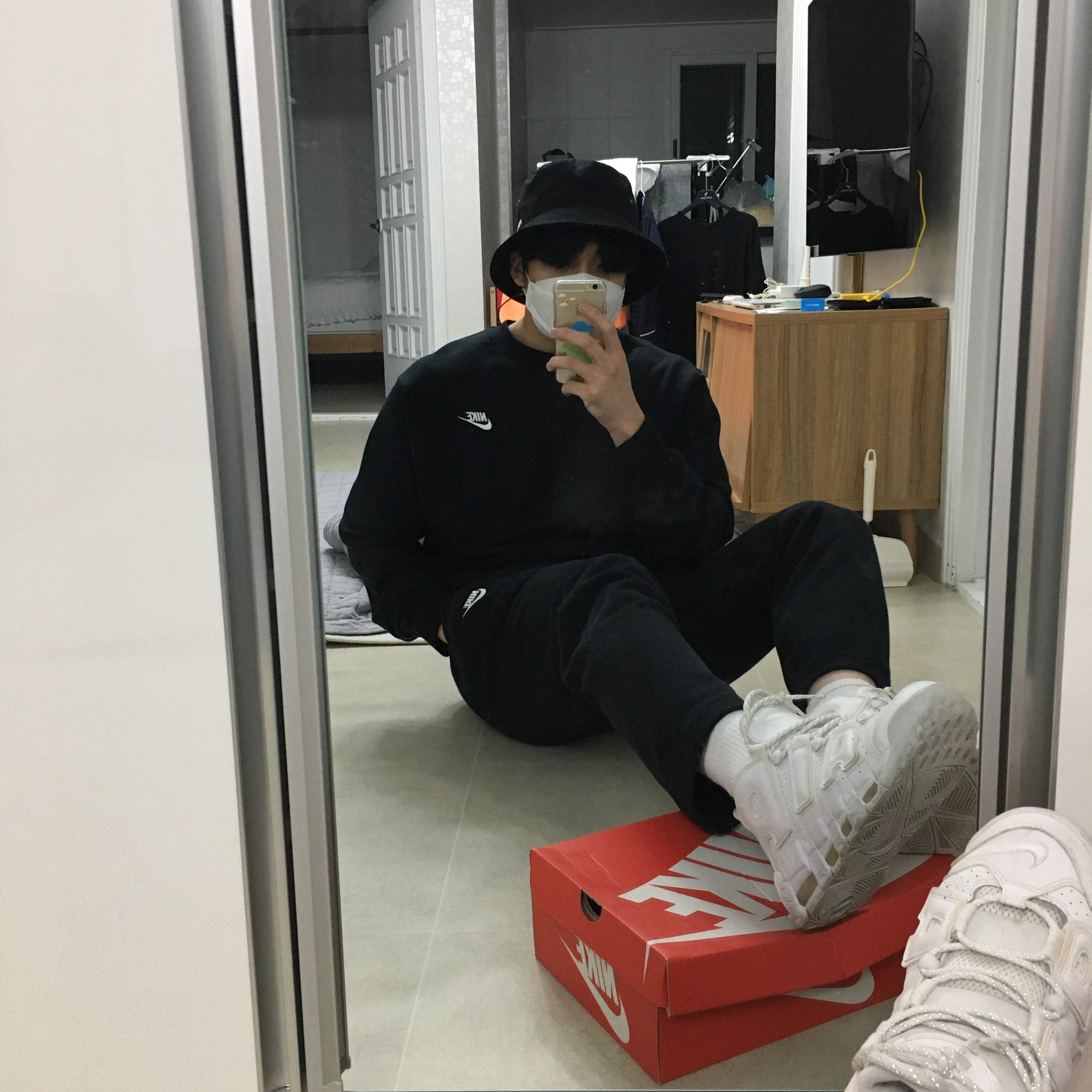 Nike Air More Uptempo Triple White 착용 스타일