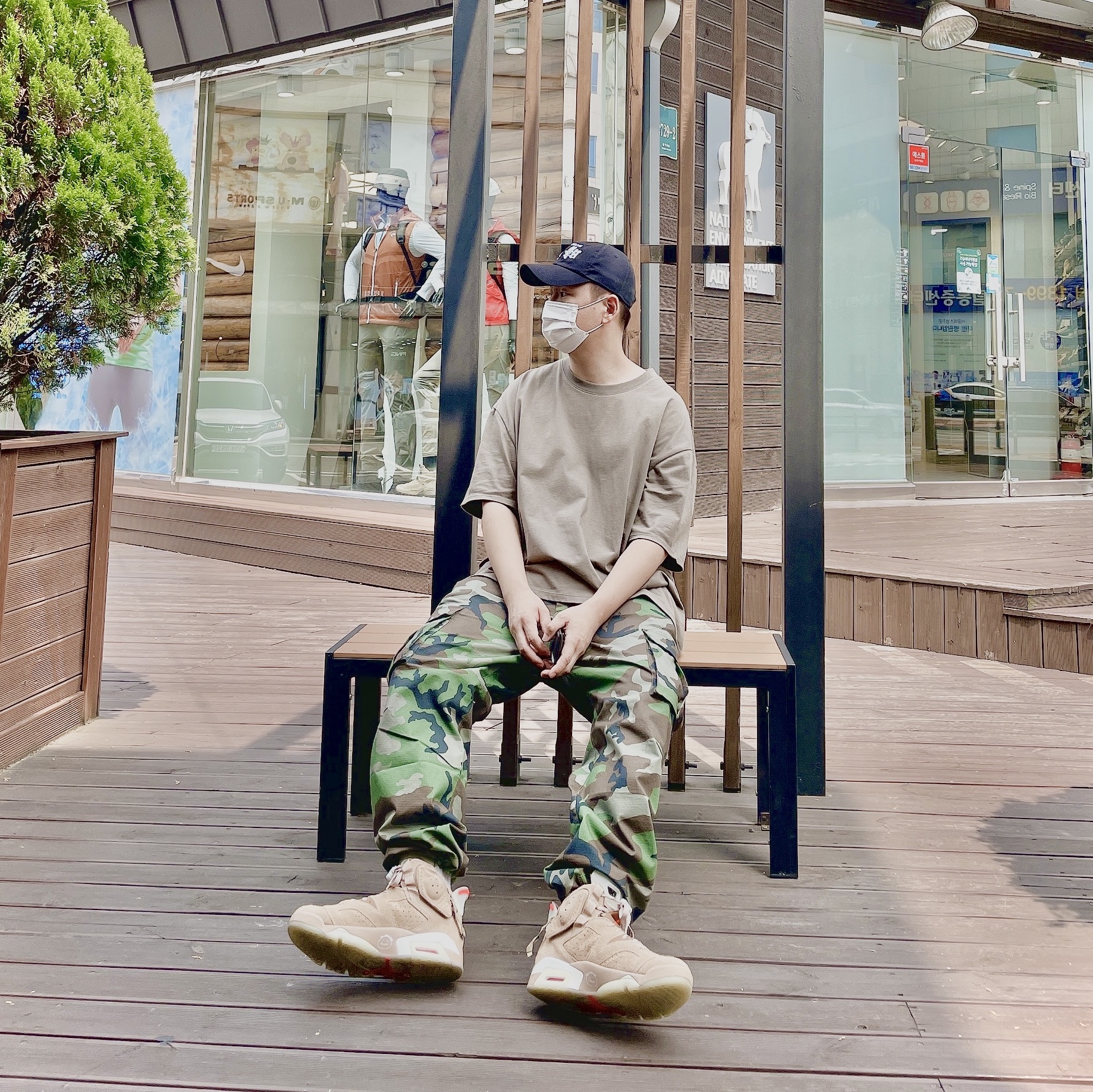 Essentials T-Shirt Taupe - 21SS, Jordan 6 x Travis Scott Retro SP British Khaki 착용 스타일