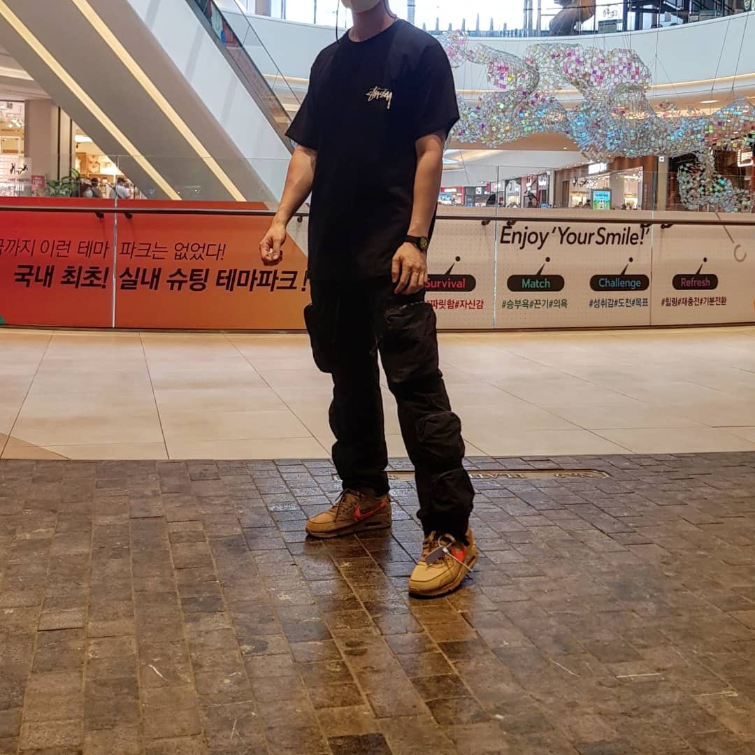 Nike x Off-White Air Max 90 V2 Desert Ore, Stussy Big Link T-Shirt Black 착용 스타일
