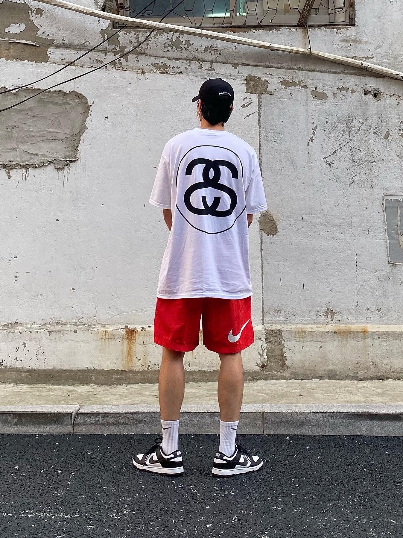 Stussy Big Link T-Shirt White, Nike x Stussy Water Shorts Habanero Red 착용 스타일 - 1