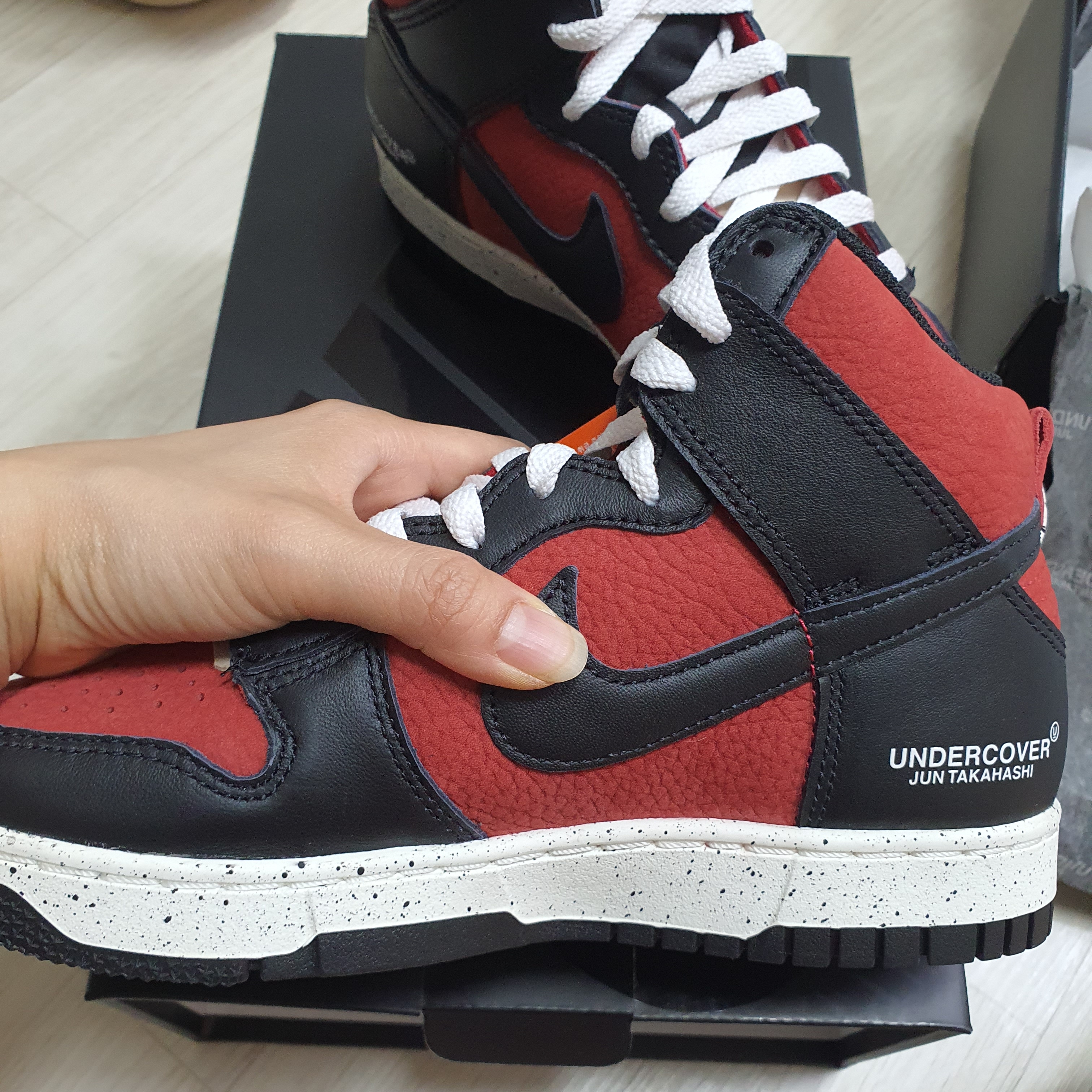 Nike x Undercover Dunk High 1985 Gym Red 착용 스타일 - 1