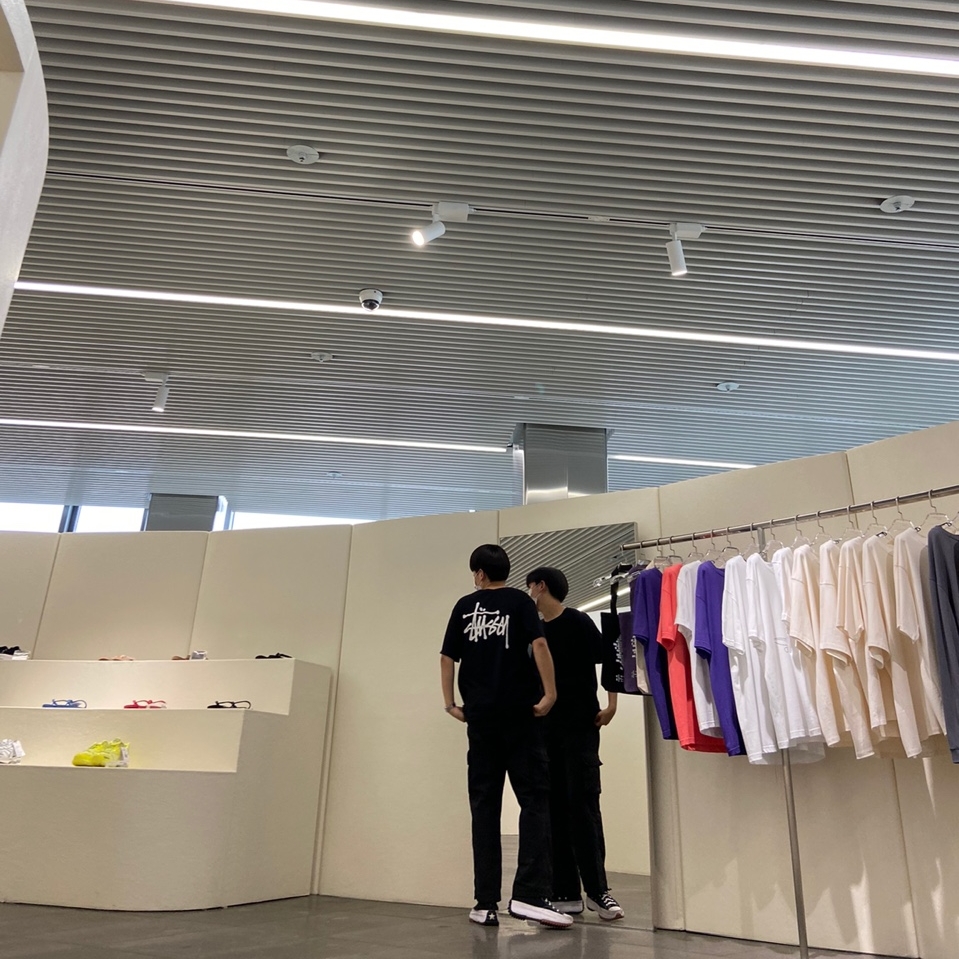 Converse Run Star Hike Hi Black White Gum, Stussy Basic Stussy T-Shirt Black 2021 착용 스타일