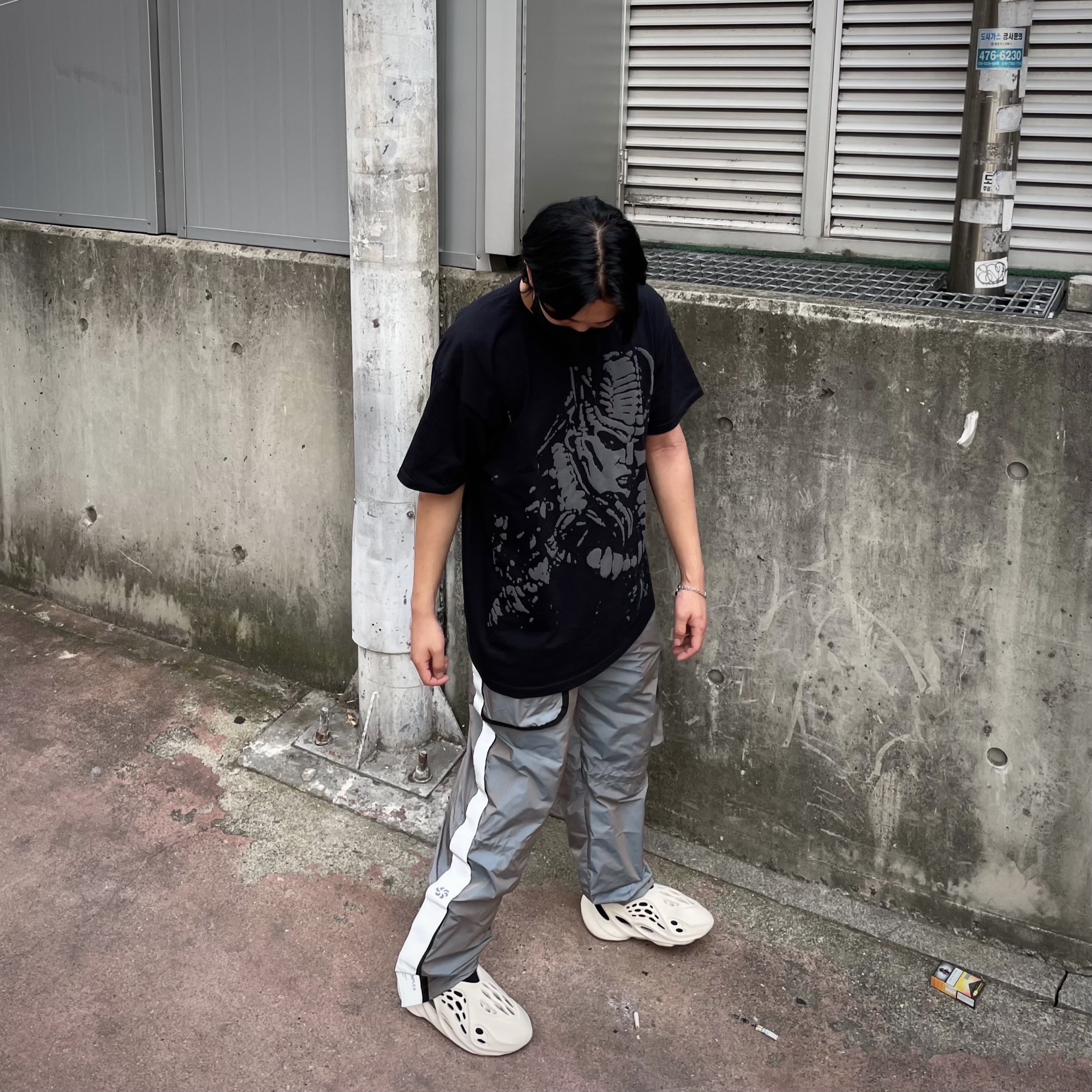 Adidas Yeezy Foam RNNR Sand 착용 스타일 - 4
