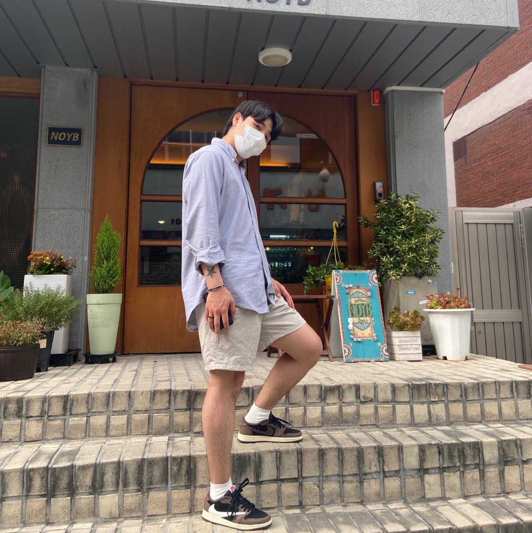 Jordan 1 x Travis Scott Retro Low OG SP Mocha 착용 스타일 - 1