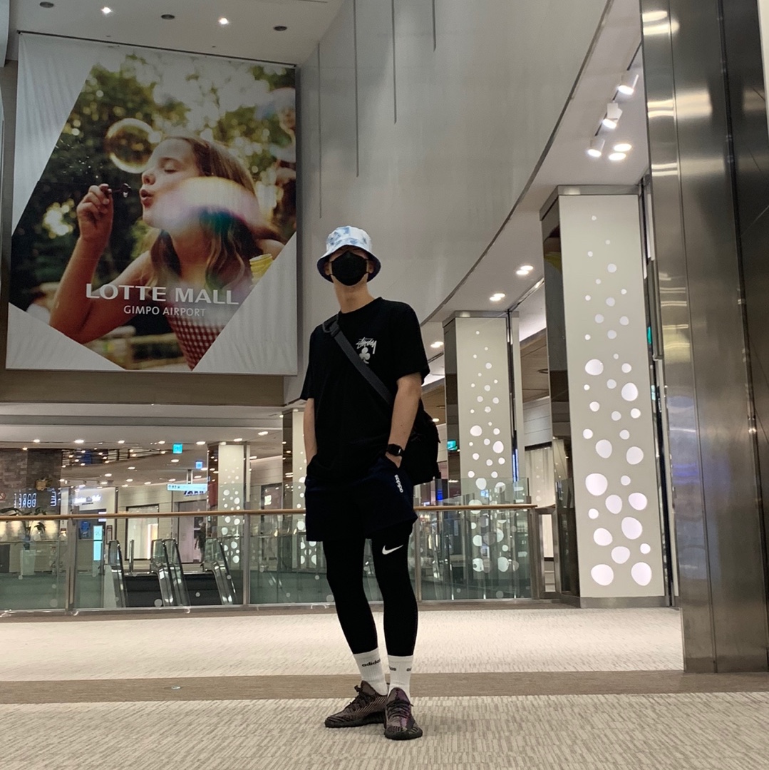 Adidas Yeezy Boost 350 V2 Yecheil - Non-Reflective, Stussy Club Pig. Dyed T-Shirt Black 착용 스타일 - 2