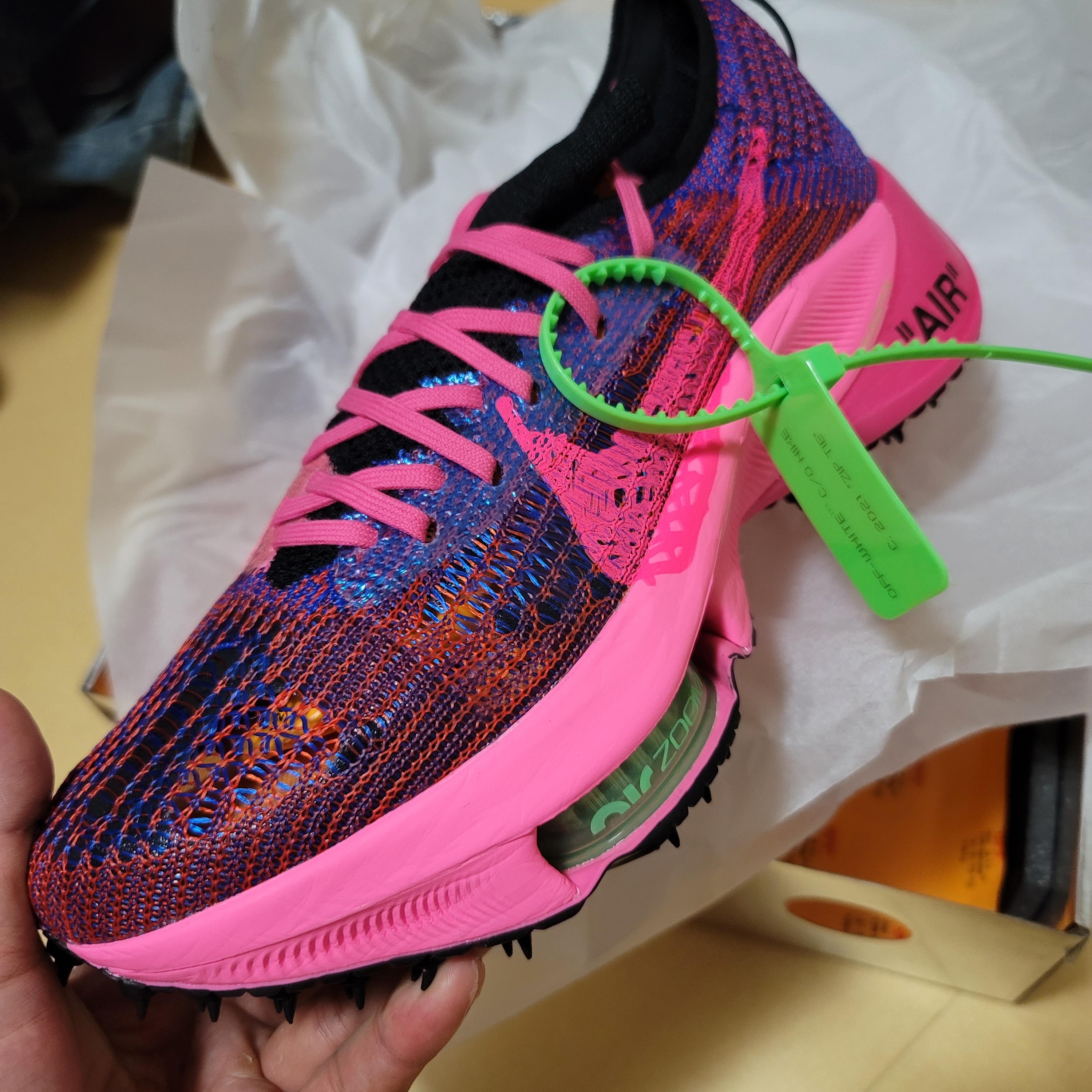 Nike x Off-White Air Zoom Tempo Next% Pink Glow 착용 스타일 - 2