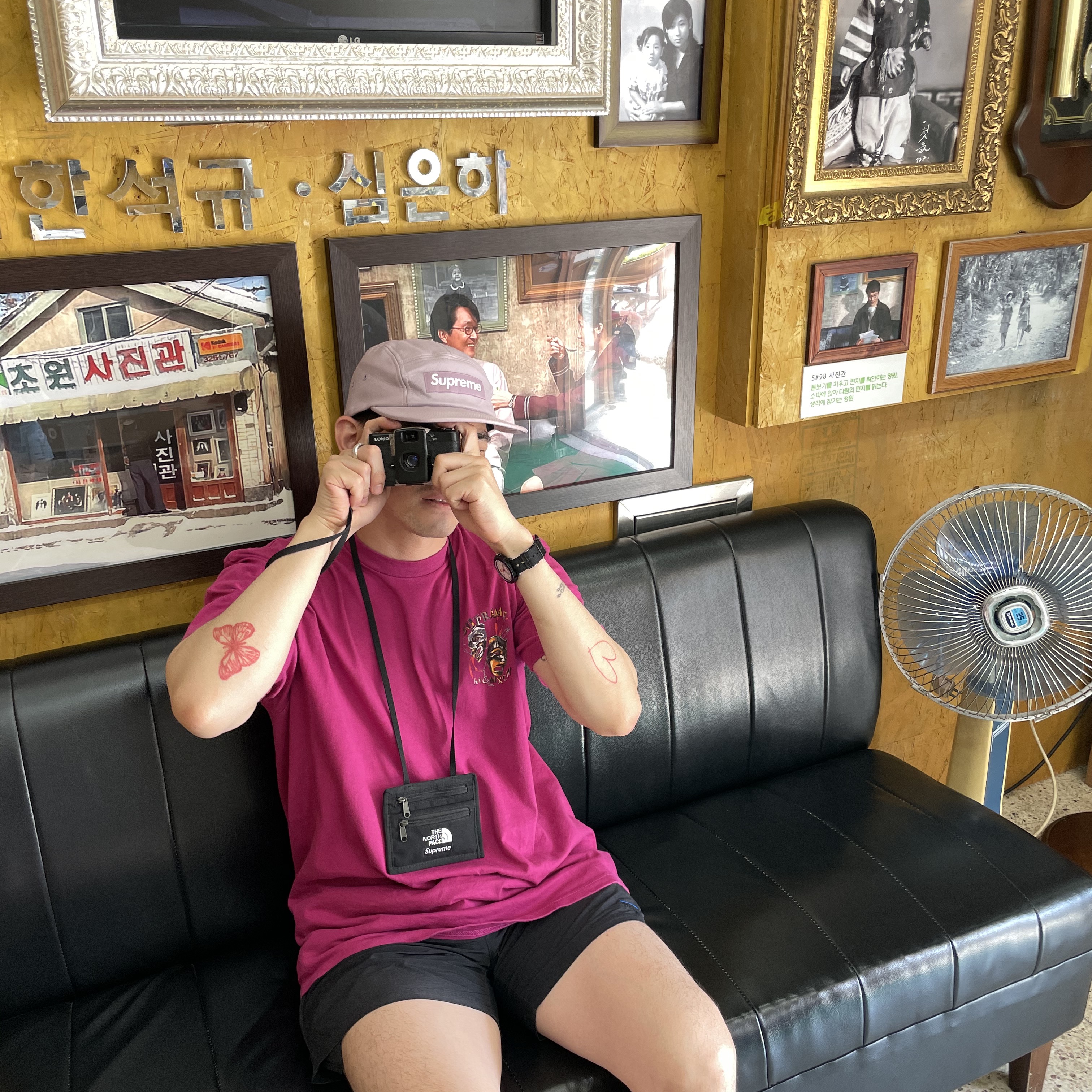 Supreme Laugh Now T-Shirt Magenta - 20SS 착용 스타일