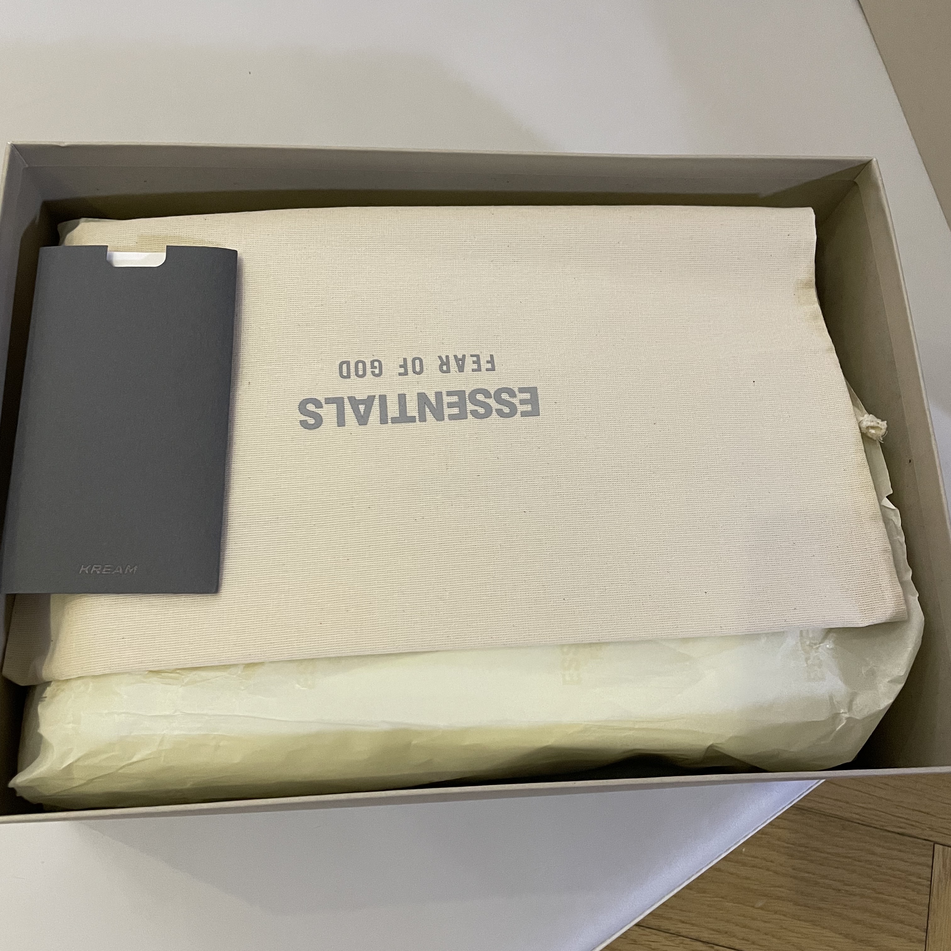 Essentials Distance Sneakers Cream Grey Black 착용 스타일 - 4
