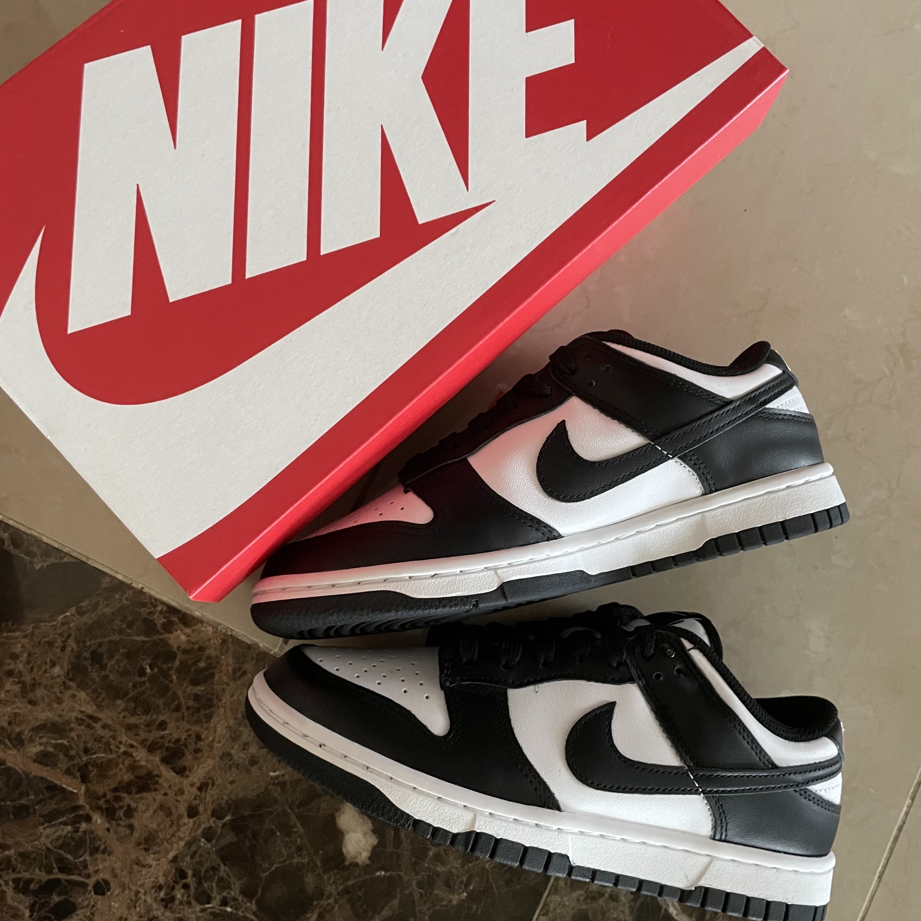 (W) Nike Dunk Low Black 착용 스타일 - 1
