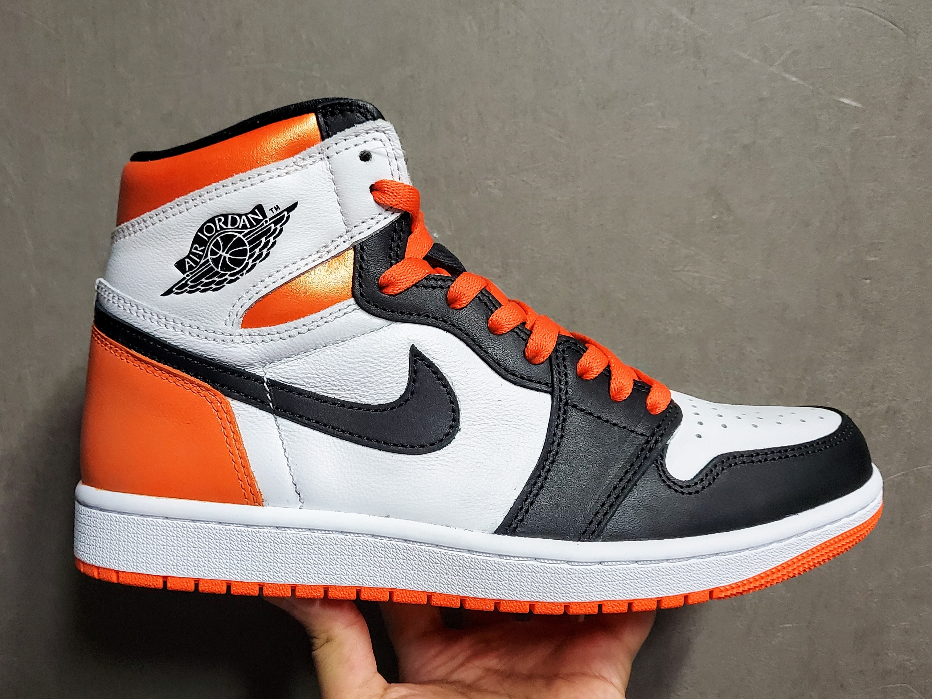 Jordan 1 Retro High OG Electro Orange 착용 스타일 - 2