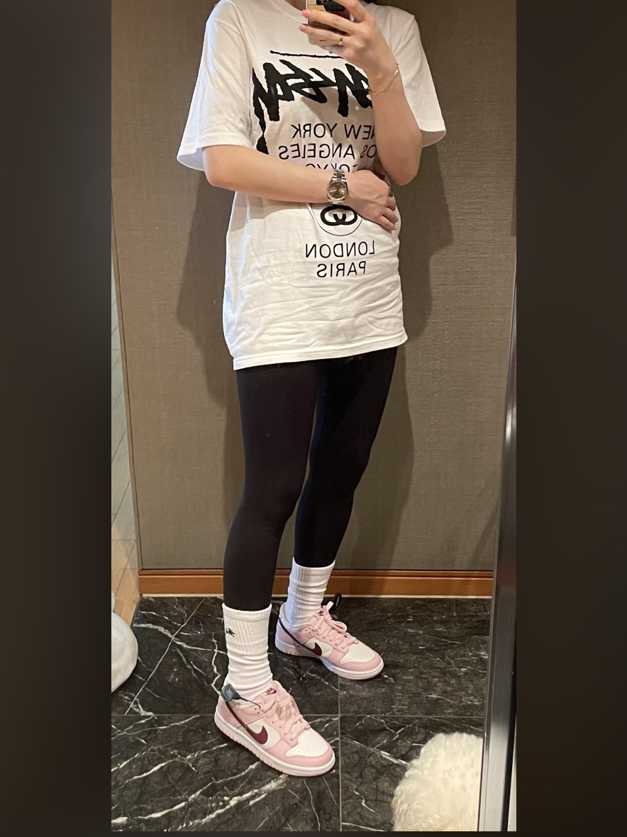 Stussy World Tour T-Shirt White, Stussy Small Stock Crew Socks White (3 Pack) 착용 스타일 - 3