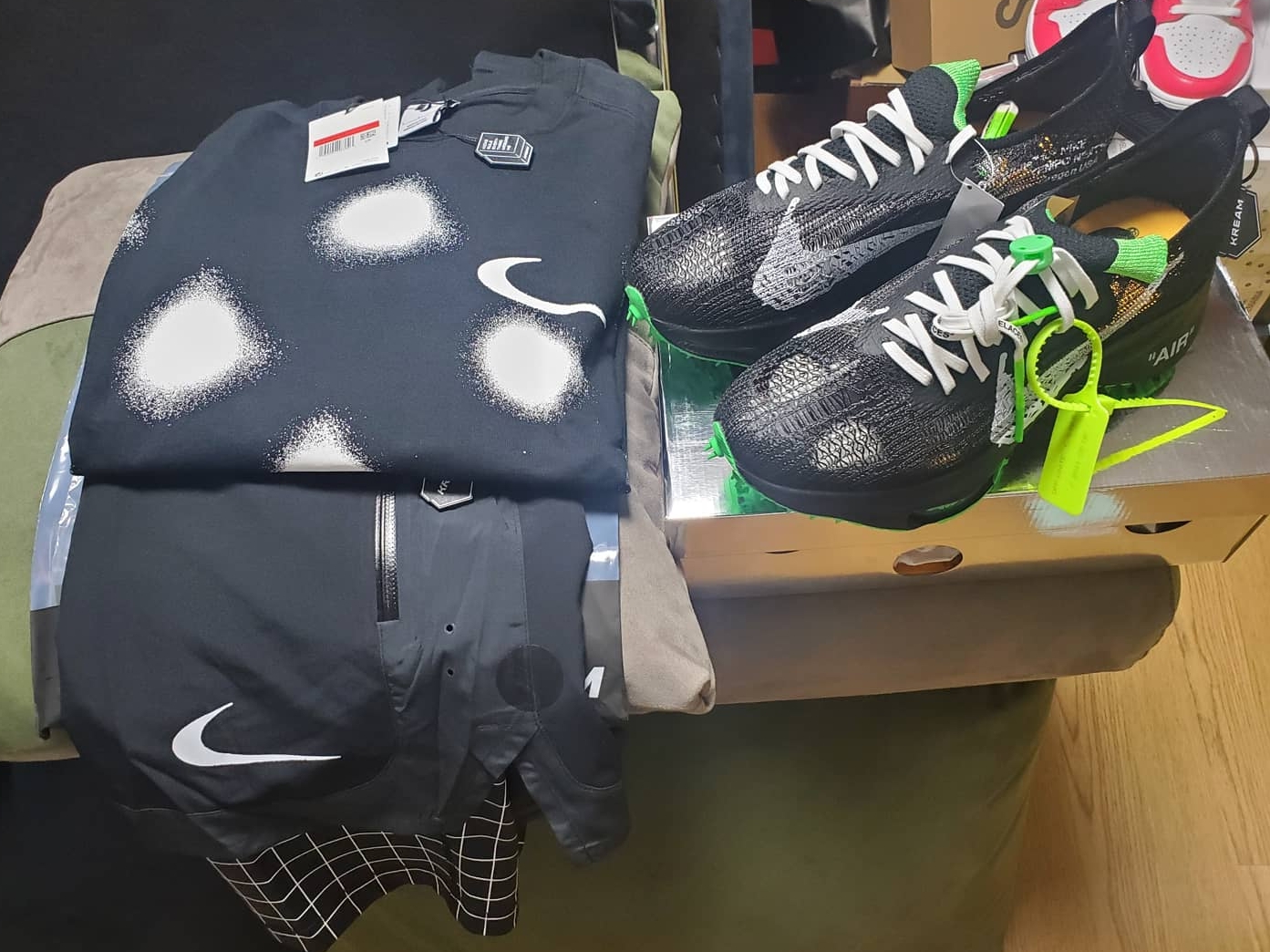 Nike x Off-White Air Zoom Tempo Next% Black, Nike x Off-White Air Zoom Tempo Next% Pink Glow 착용 스타일 - 3