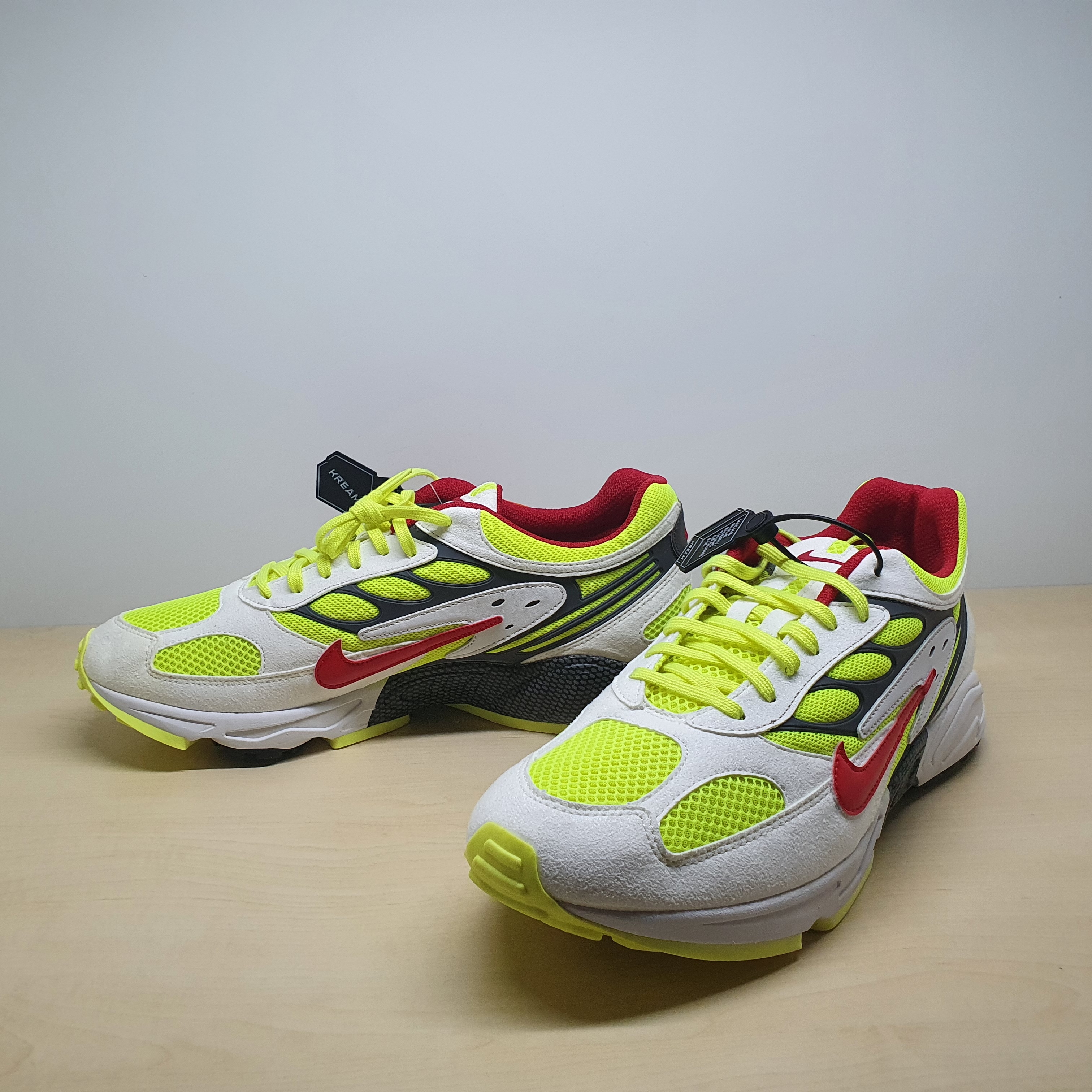 Nike Air Ghost Racer White Atom Red Neon Yellow 착용 스타일 - 3