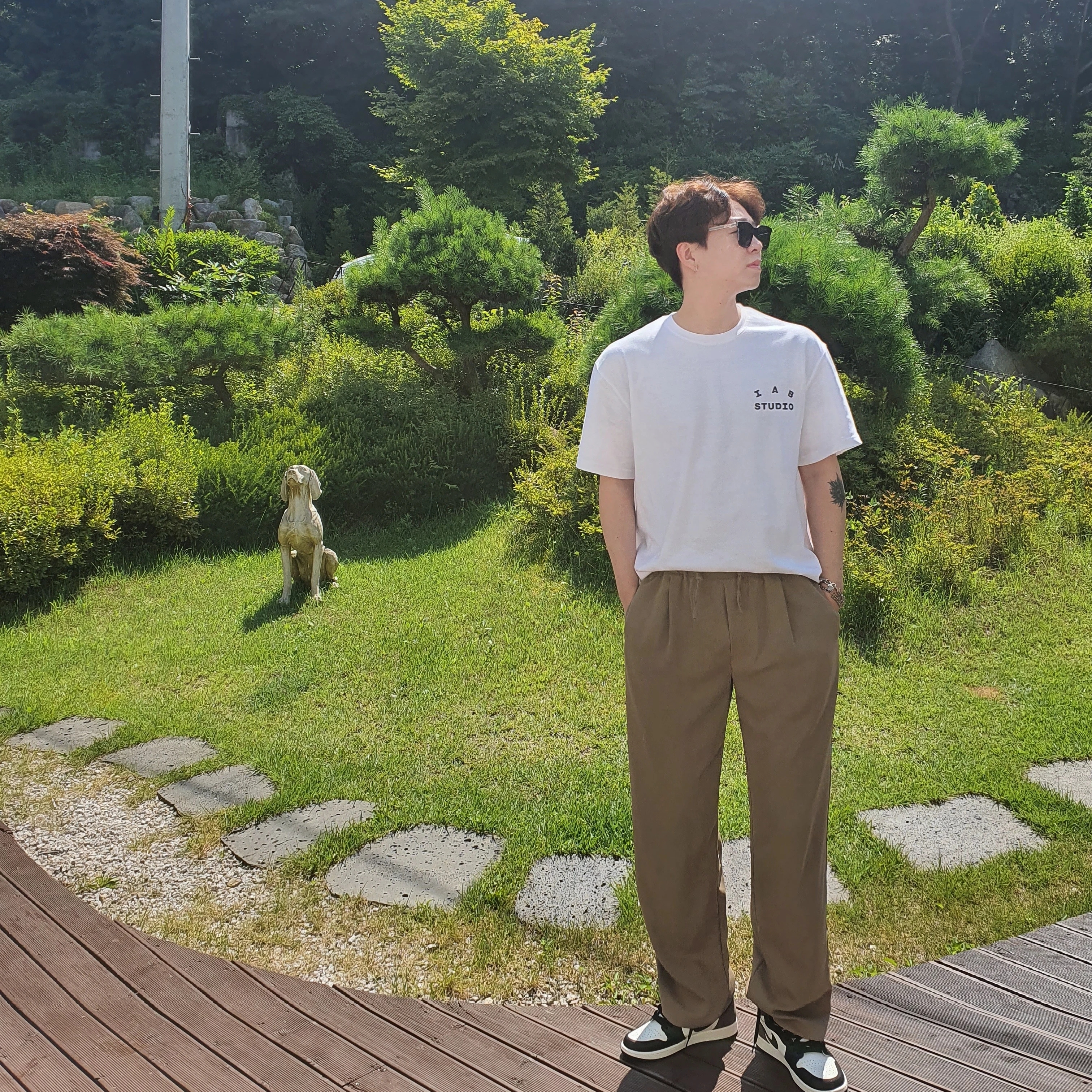IAB Studio T-Shirt White, Jordan 1 Retro High OG Black Mocha 착용 스타일