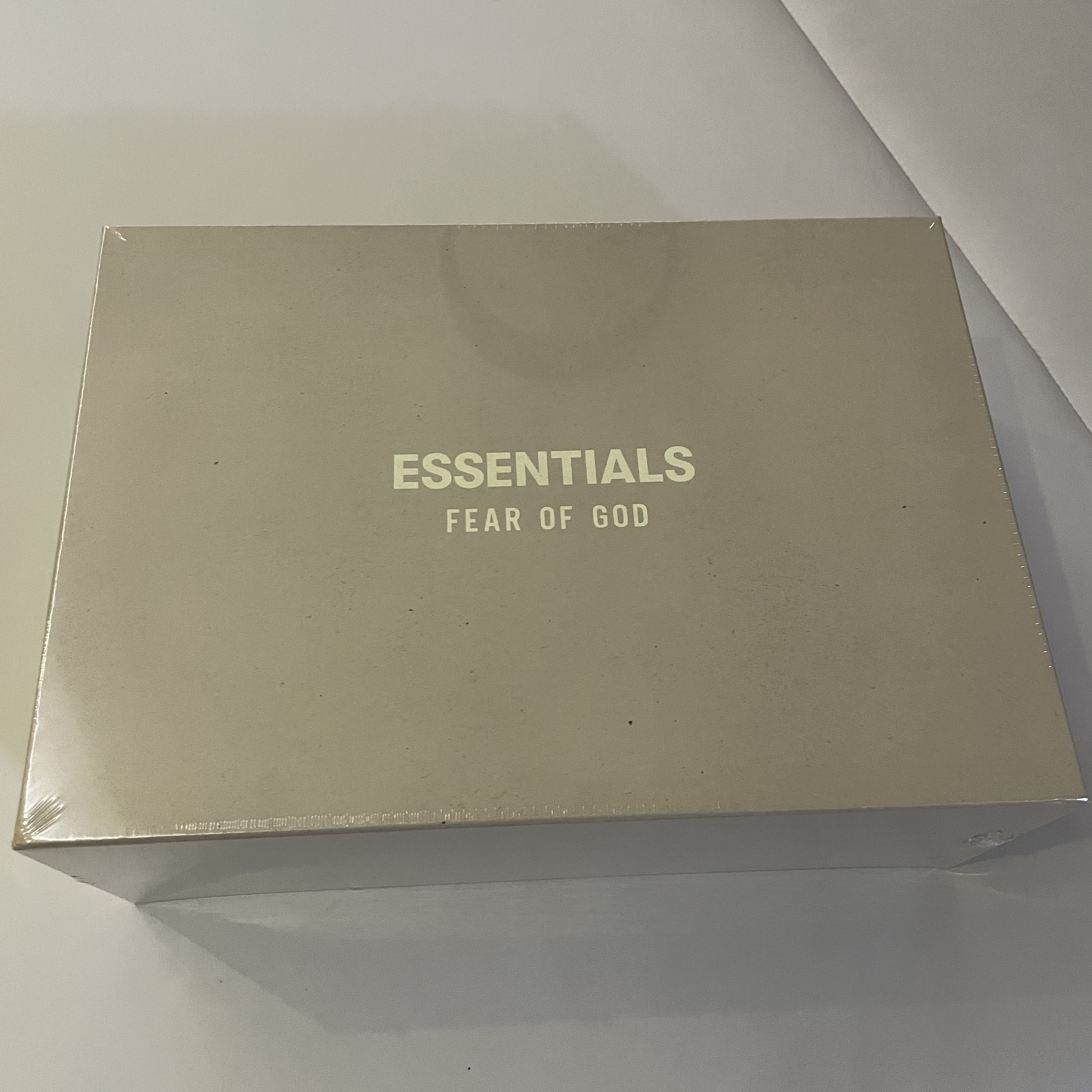 Essentials Distance Sneakers Cream Grey Black 착용 스타일 - 5