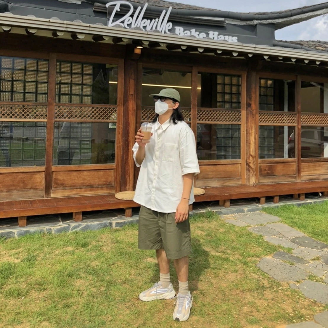 Adidas Yeezy Boost 700 V2 Cream 착용 스타일