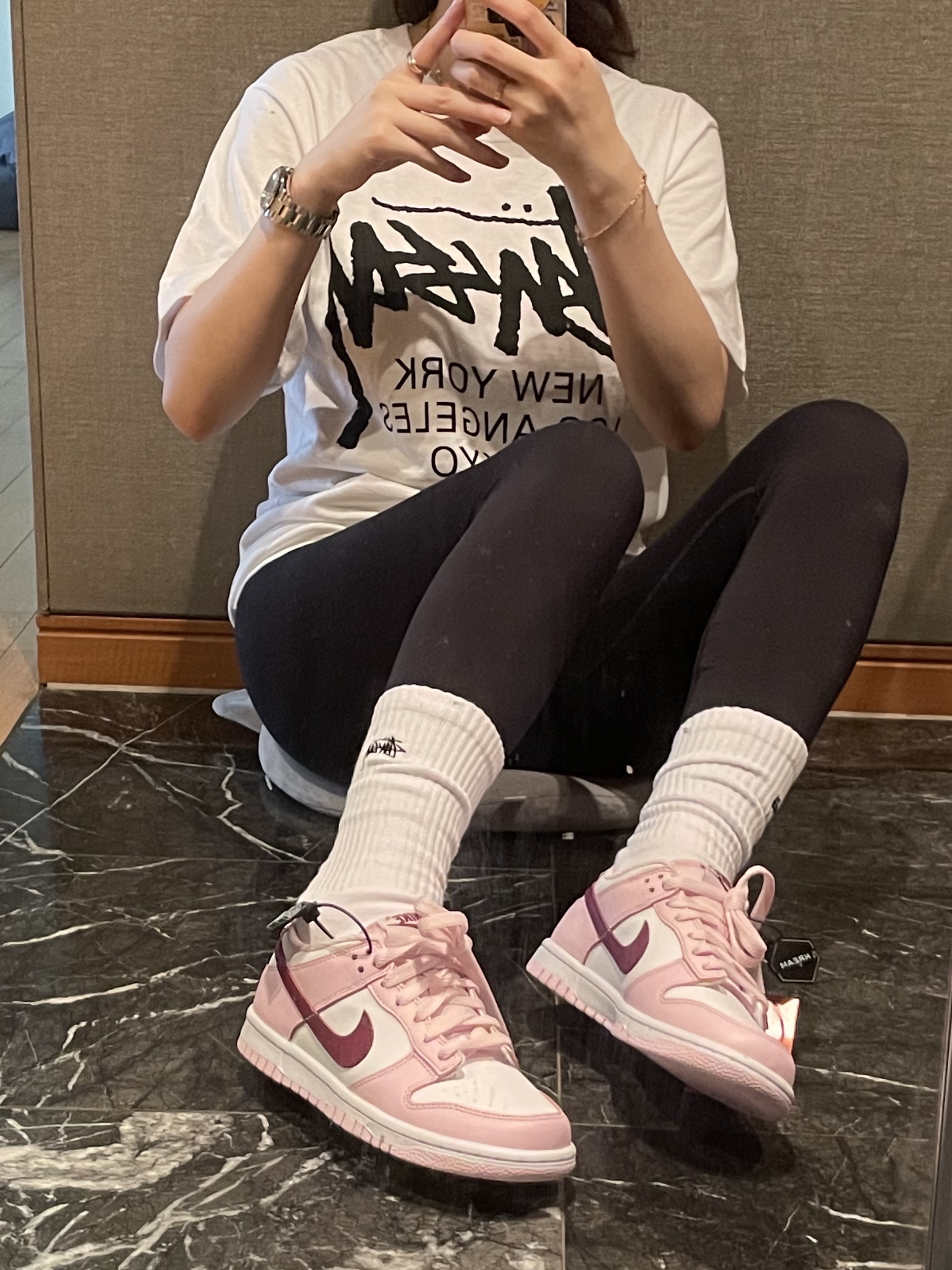 Stussy World Tour T-Shirt White, Stussy Small Stock Crew Socks White (3 Pack) 착용 스타일 - 1