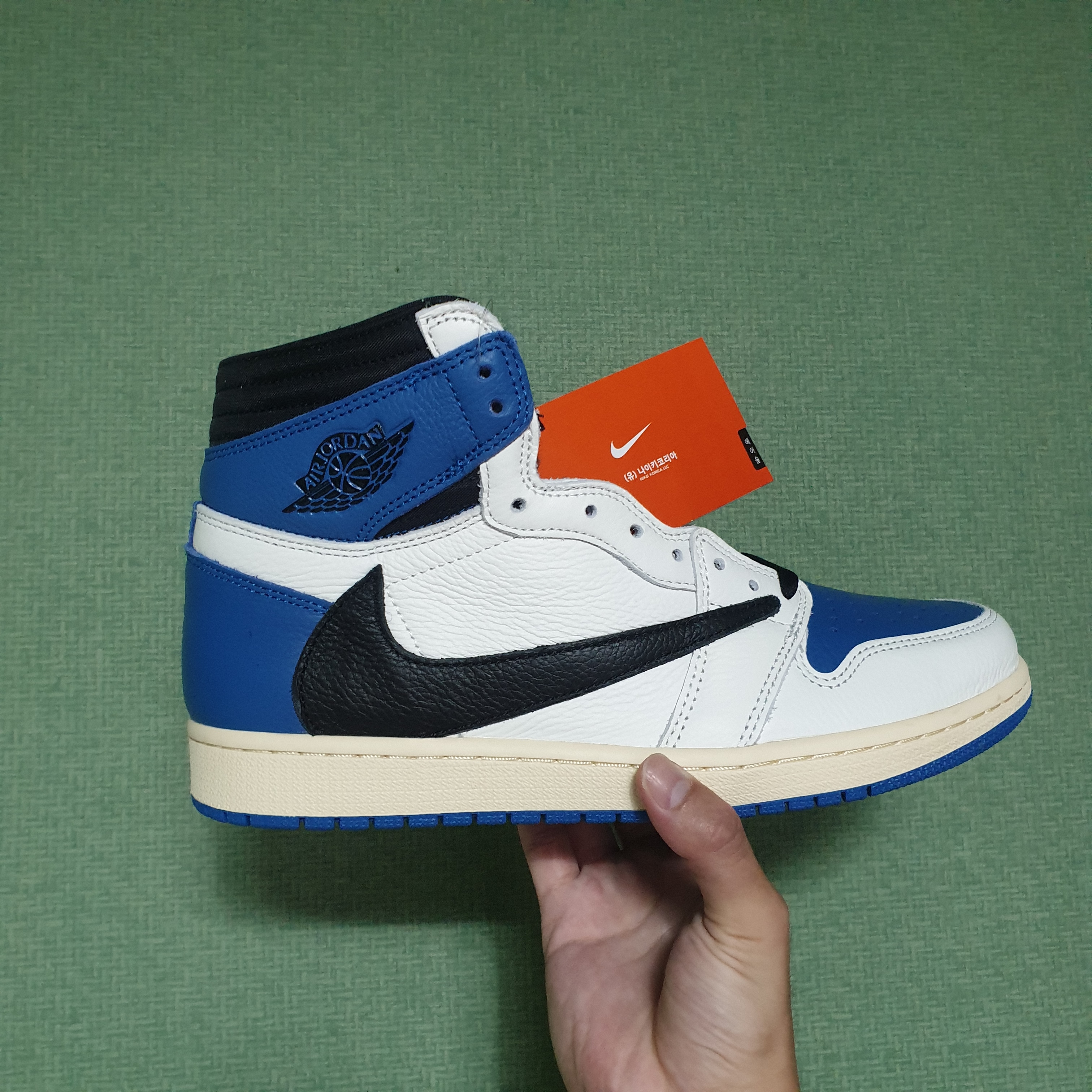 Jordan 1 x Travis Scott x Fragment Retro High OG SP Military Blue 착용 스타일 - 2